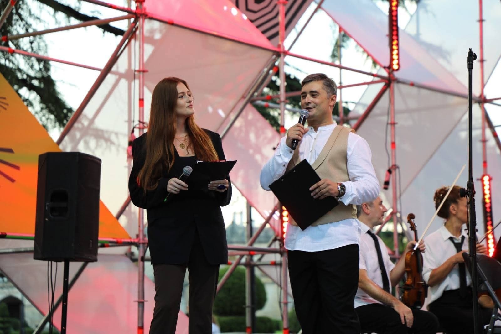 <p style="text-align: justify">დადიანების სასახლის მიმდებარე ტერიტორიაზე, კონცერტი “მუსიკალური ზაფხული 2025” გაიმართა.</p><p style="text-align: justify">ღონისძიება საქართველოს კულტურის სამინისტროს ორგანიზებით და ზუგდიდის მუნიციპალიტეტის მერიის მხარდაჭერით ჩატარდა.</p><p style="text-align: justify">კონცერტში, ლიზა ბაგრატიონი, კოტე ყიფიანი, სოფო ხალვაში, გიორგი ლომისელი, ორკესტრი მაესტრო ნიკა ნიკვაშვილის ხელმძღვანელობით და ანსამბლი ,,ოდოია“ მონაწილეობდა.</p><p style="text-align: justify">ღონისძიებას ზუგდიდის მერი მამუკა წოწერია, მოადგილეებთან, პარლამენტის წევრთან გრეტა წიწავასთან, ადგილობრივი ხელისუფლებისა და საზოგადოების სხვადასხვა სფეროს წარმომადგენლებთან ერთად დაესწრო.</p>