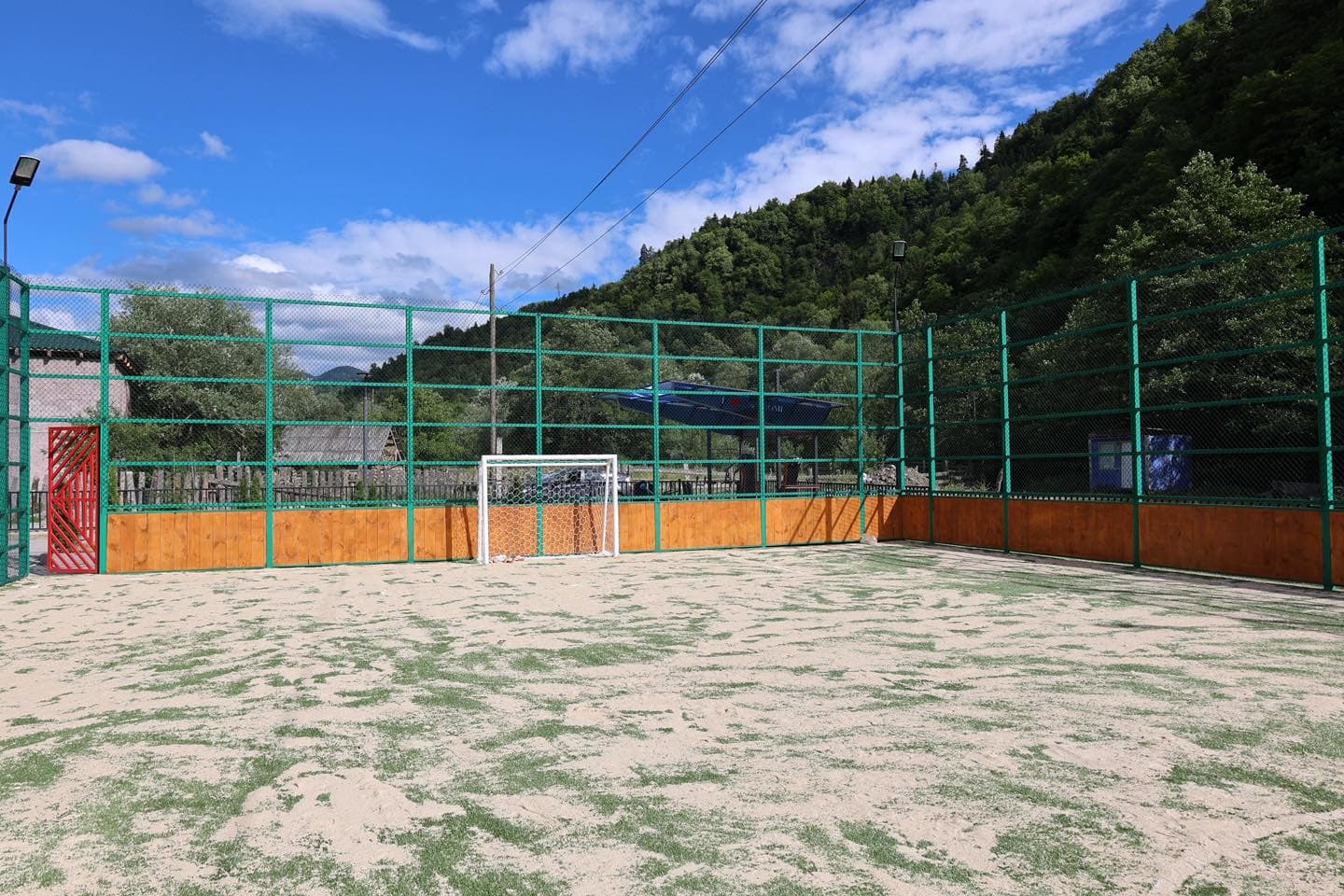 <p style="text-align: justify">საკურორტო სოფელ ტიმოთესუბანში სპორტული მოედნის და დასასვენებელი სივრცის მოწყობა დასრულდა.</p><p style="text-align: justify">ბორჯომის მუნიციპალიტეტის მერიის ინფორმაციით, პროექტის ფარგლებში, თანამედროვე სტანდარტების შესაბამისი სპორტული მოედანი მოეწყო. მოსასვენებელ სივრცეში გამწვანების სამუშაოები განხორციელდა, დამონტაჟდა გარე განათების ლამპიონები და საპარკო სკამები.</p><p style="text-align: justify">სამუშაოები ბორჯომის მუნიციპალიტეტის დაფინანსებით განხორციელდა.</p>