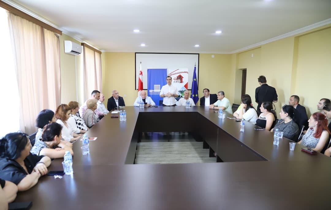 გიორგი ჯინჭარაძე ხონში მცხოვრებ აფხაზეთიდან დევნილებს შეხვდა