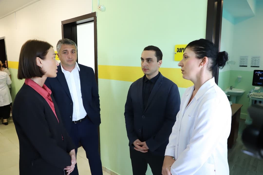 აფხაზეთის მთავრობის თავმჯდომარე ზუგდიდში იძულებით გადაადგილებულ პირთა პოლიკლინიკას ეწვია