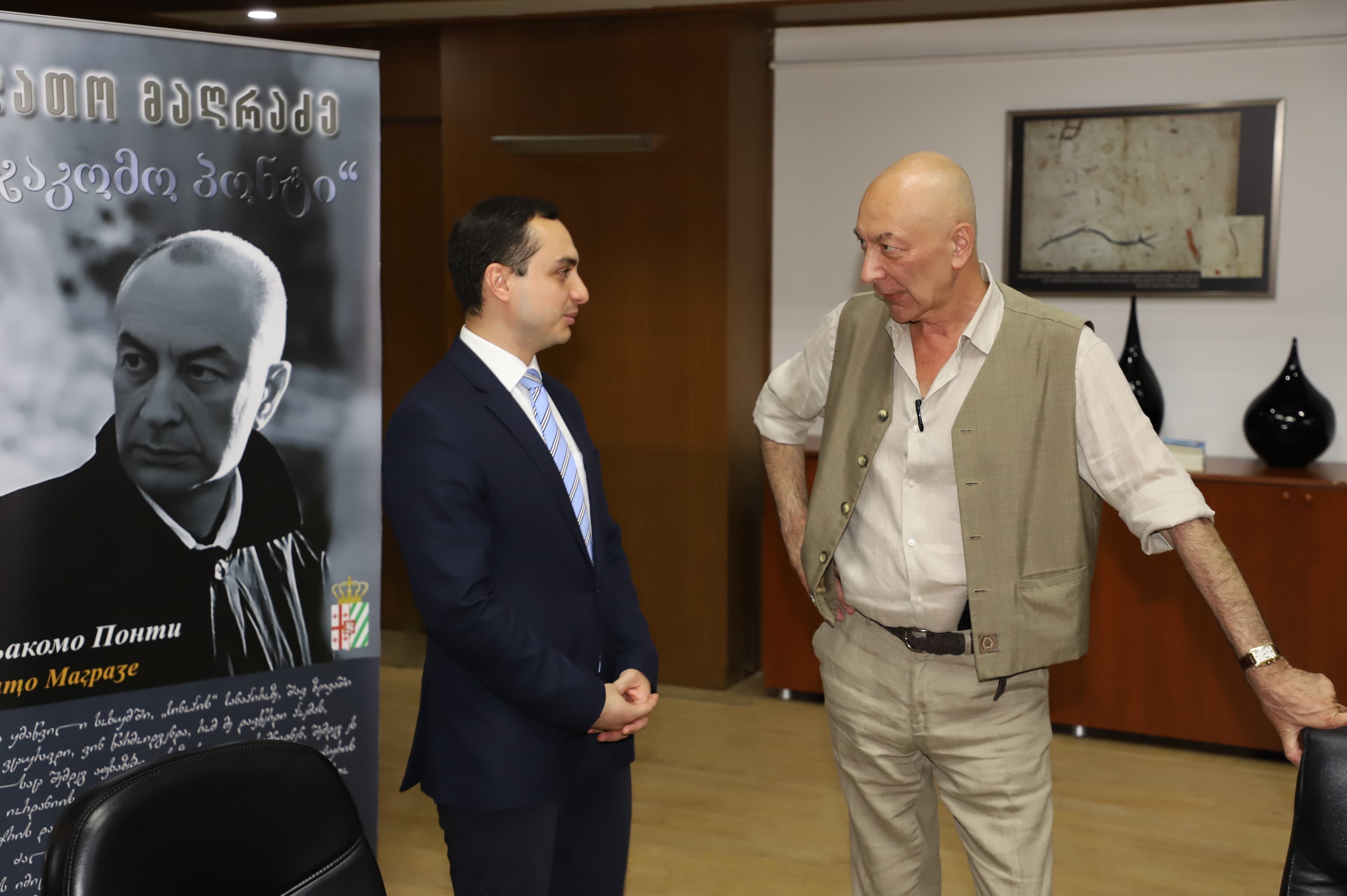 Frontnews image description