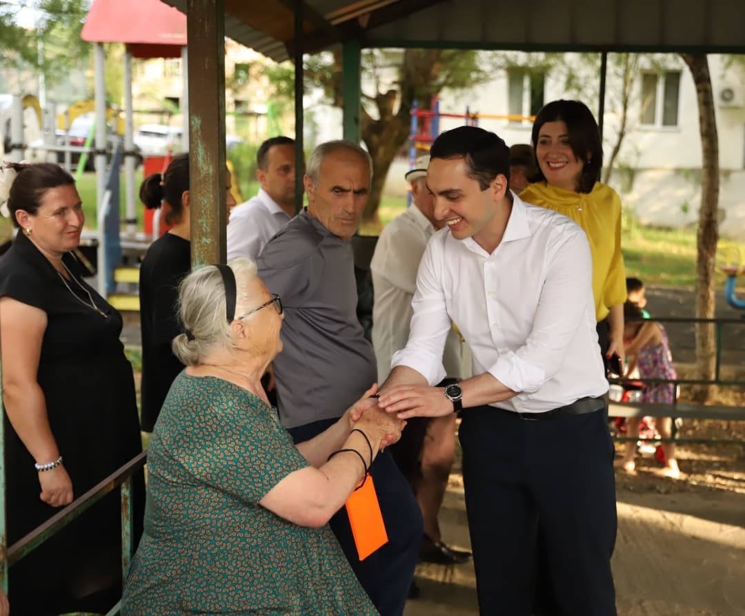 აფხაზეთის მთავრობის თავმჯდომარე წყალტუბოში მცხოვრებ დროებით დევნილ მოსახლეობას შეხვდა