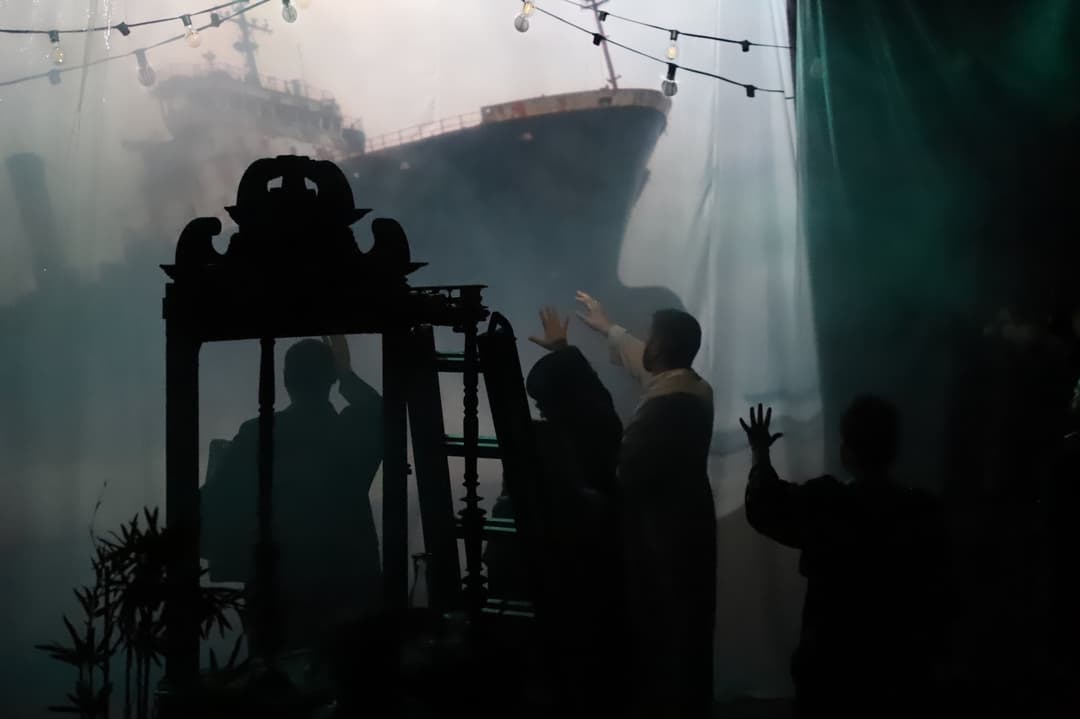 გიორგი ჯინჭარაძე სოხუმის მოზარდ მაყურებელთა თეატრის სპექტაკლს "ზღვის თეატრი" დაესწრო