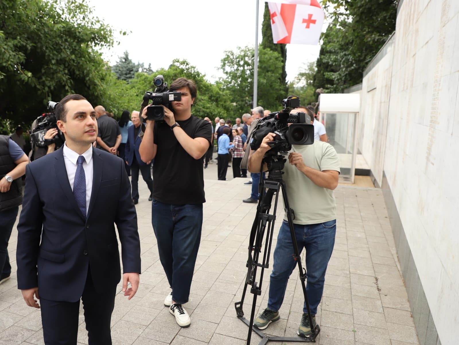 Frontnews image description