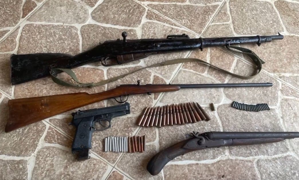 პოლიციამ თბილისსა და რეგიონებში უკანონო ცეცხლსასროლი იარაღები და საბრძოლო მასალა ამოიღო - დაკავებულია 6 პირი