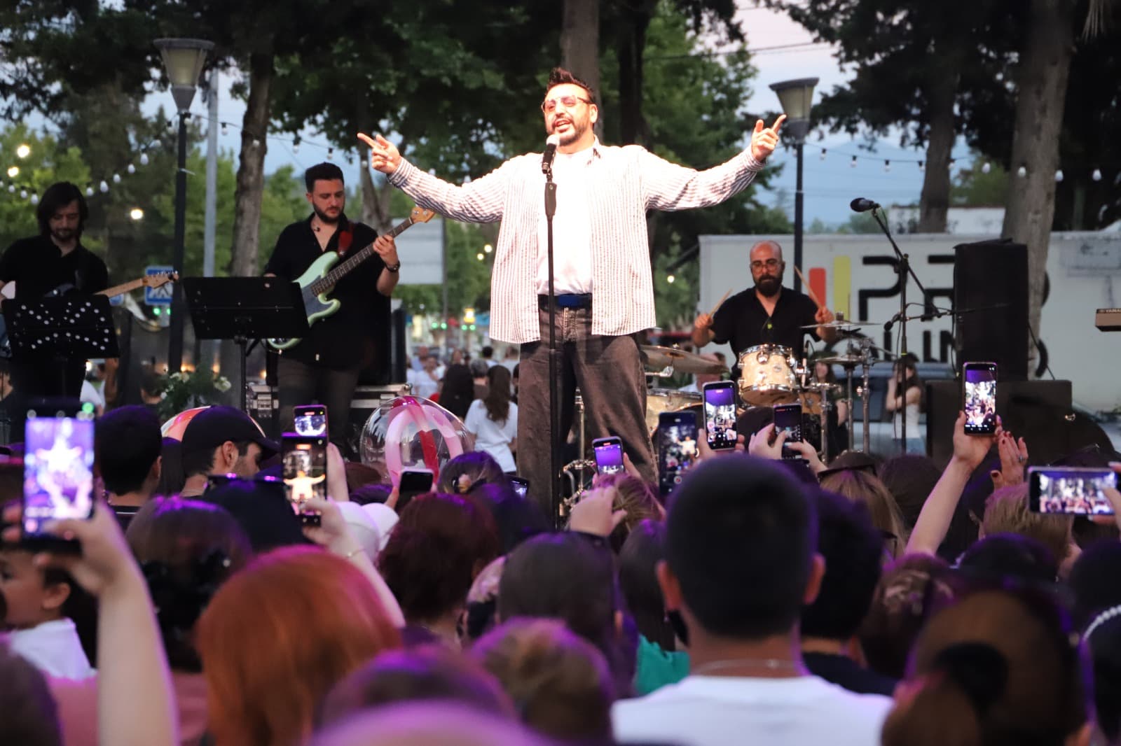 <p style="text-align: justify">თერჯოლაში კულტურის სამინისტროს მხარდაჭერით და დაფინანსებით, მერიის მიმდებარედ, ანრი ჯოხაძის სოლო კონცერტი გაიმართა.</p><p style="text-align: justify">მუნიციპალიტეტის მერიის ინფორმაციით, კონცერტზე ქართული ესტრადის ვარსკვლავის ცნობილი სიმღერები შესრულდა, რამაც თერჯოლელი მსმენელის დიდი მოწონება დაიმსახურა.&nbsp;</p><p style="text-align: justify">კონცერტი გიორგი გასვიანს მიჰყავდა და მასში ასევე მონაწილეობდნენ მუსიკალური შემსრულებლები: ნინი ბადურაშვილი, ქრისტინე იმედაძე, მაგდალენა ჯოხაძე, ასევე, ანრის ბენდი.</p>