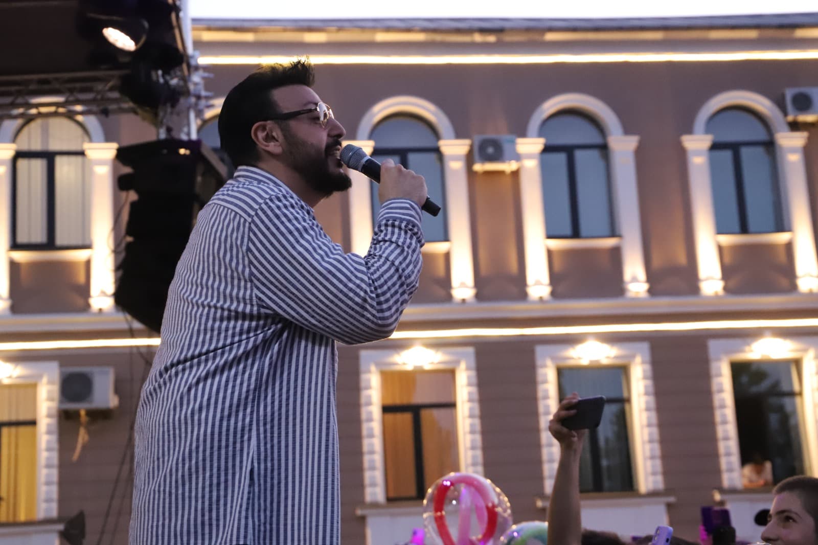 <p style="text-align: justify">თერჯოლაში კულტურის სამინისტროს მხარდაჭერით და დაფინანსებით, მერიის მიმდებარედ, ანრი ჯოხაძის სოლო კონცერტი გაიმართა.</p><p style="text-align: justify">მუნიციპალიტეტის მერიის ინფორმაციით, კონცერტზე ქართული ესტრადის ვარსკვლავის ცნობილი სიმღერები შესრულდა, რამაც თერჯოლელი მსმენელის დიდი მოწონება დაიმსახურა.&nbsp;</p><p style="text-align: justify">კონცერტი გიორგი გასვიანს მიჰყავდა და მასში ასევე მონაწილეობდნენ მუსიკალური შემსრულებლები: ნინი ბადურაშვილი, ქრისტინე იმედაძე, მაგდალენა ჯოხაძე, ასევე, ანრის ბენდი.</p>