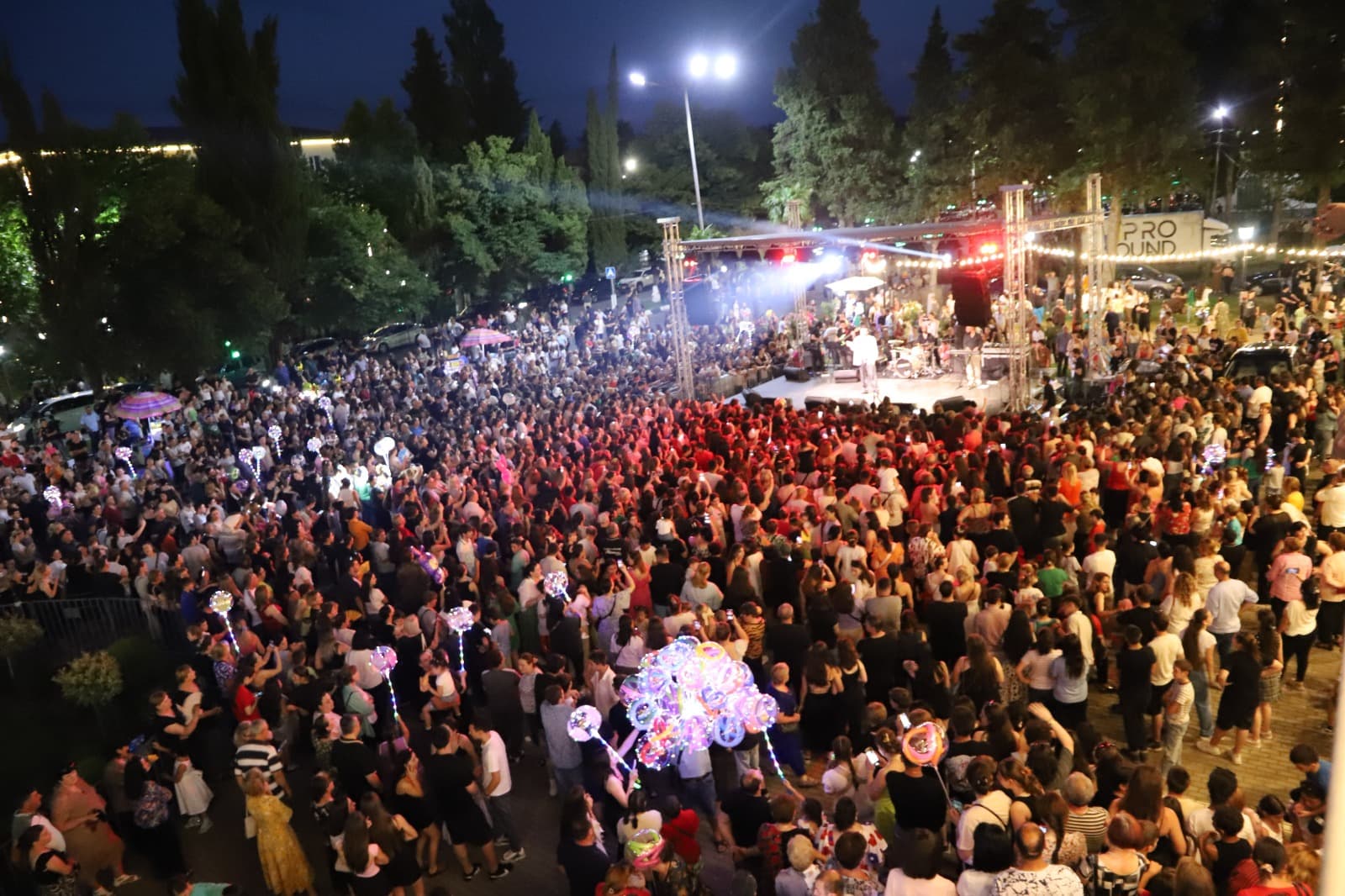 <p style="text-align: justify">თერჯოლაში კულტურის სამინისტროს მხარდაჭერით და დაფინანსებით, მერიის მიმდებარედ, ანრი ჯოხაძის სოლო კონცერტი გაიმართა.</p><p style="text-align: justify">მუნიციპალიტეტის მერიის ინფორმაციით, კონცერტზე ქართული ესტრადის ვარსკვლავის ცნობილი სიმღერები შესრულდა, რამაც თერჯოლელი მსმენელის დიდი მოწონება დაიმსახურა.&nbsp;</p><p style="text-align: justify">კონცერტი გიორგი გასვიანს მიჰყავდა და მასში ასევე მონაწილეობდნენ მუსიკალური შემსრულებლები: ნინი ბადურაშვილი, ქრისტინე იმედაძე, მაგდალენა ჯოხაძე, ასევე, ანრის ბენდი.</p>