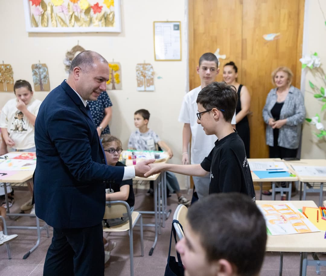 გივი მიქანაძე ქუთაისში განსაკუთრებული საჭიროების მქონე მოსწავლეებისთვის გახსნილ საზაფხულო სკოლას ეწვია