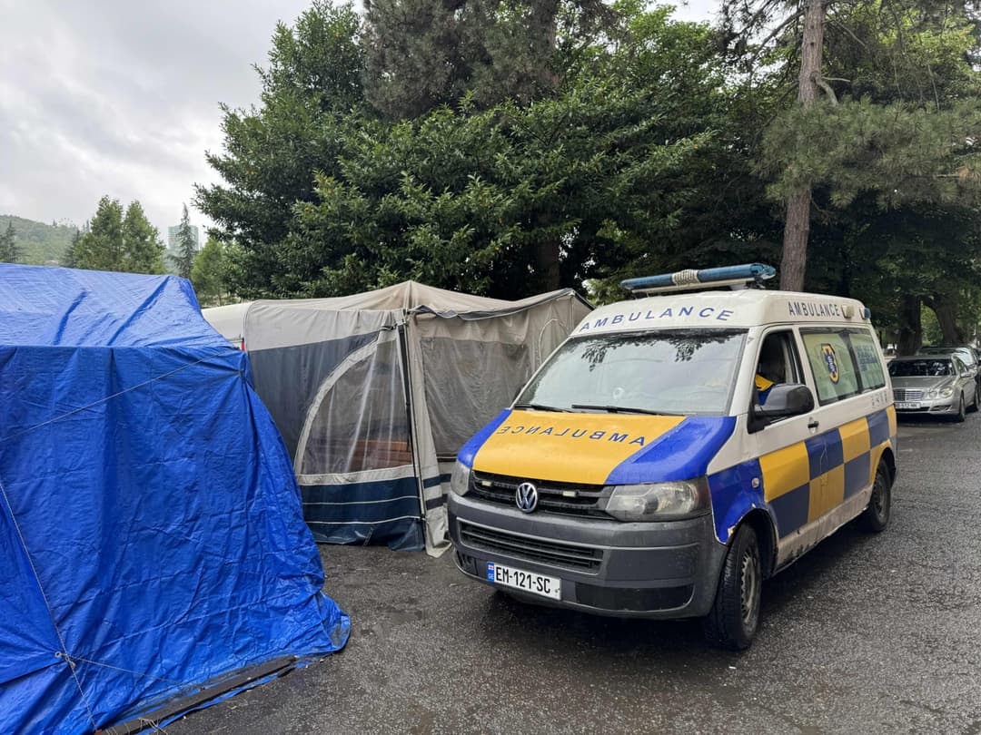 ჭიათურაში ერთ-ერთი მოშიმშილე მაღაროელი საავადმყოფოში გადაიყვანეს