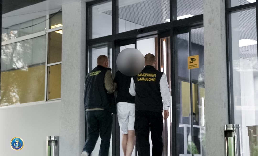 ყალბი დოკუმენტების გამოყენებით, სახელმწიფოს კუთვნილი დიდი ოდენობით თანხის მოტყუებით დაუფლების ფაქტზე ორგანიზებული ჯგუფის თორმეტი წევრი დააკავეს