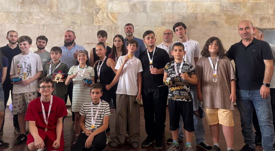 გორში "Pascal STEAM Community"-ის ოთხთვიანი კურსის მონაწილეებს მედლები და სერტიფიკატები გადაეცათ