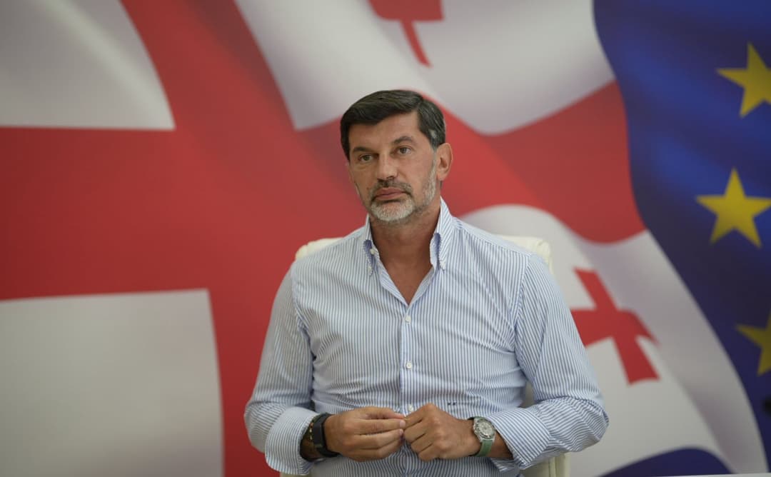 კახა კალაძე - მედიის მთავარი გმირი გახდა მოქალაქე, რომელიც სინამდვილეში ფლობს მიწის ნაკვეთს ოზურგეთში, ხუთ ავტომობილსა და სკუტერს