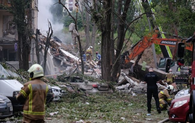 კიევზე რუსი ოკუპანტების თავდასხმის შედეგად დაღუპულთა რაოდენობა 16-მდე გაიზარდა, მათ შორის ორი ბავშვია