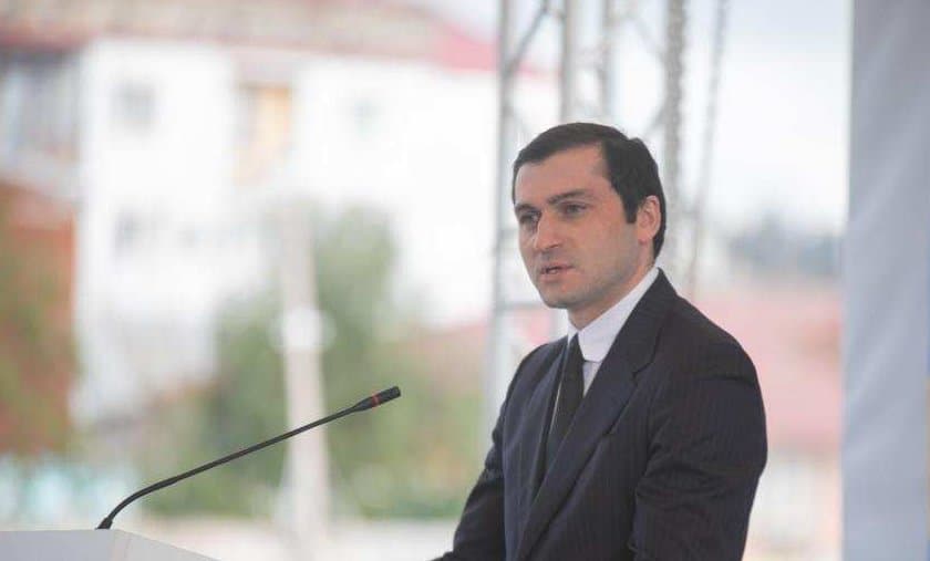 შსს - საგარეჯოს "ჯეოჰოსპიტალსში" გულმკერდის არეში ცეცხლნასროლი ჭრილობით შეყვანილი იქნა თორნიკე რიჟვაძე, მისი მდგომარეობა სტაბილურად მძიმეა, გამოძიება 115-ე მუხლით დაიწყო