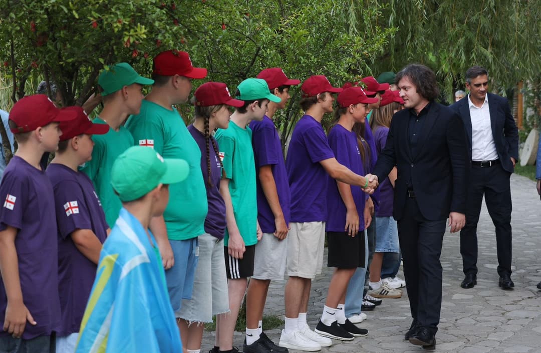 ირაკლი კობახიძე უკრაინელ მოსწავლეებს შეხვდა, რომლებიც მთავრობის ფინანსური მხარდაჭერით საზაფხულო ბანაკში ისვენებენ
