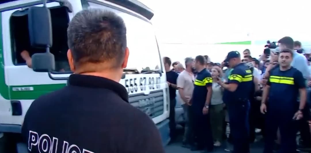 თვალჭრელიძის ქუჩაზე ადმინისტრაციული წესით 17 ადამიანი დააკავეს