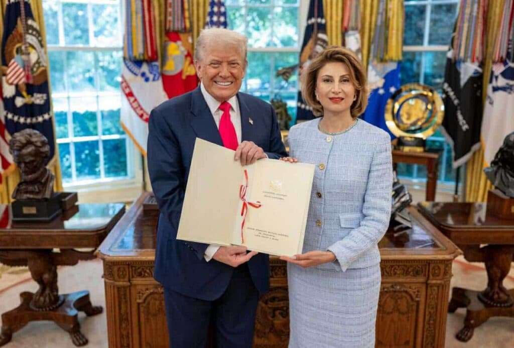 თამარ ტალიაშვილმა დონალდ ტრამპს თეთრ სახლში რწმუნებათა სიგელები გადასცა