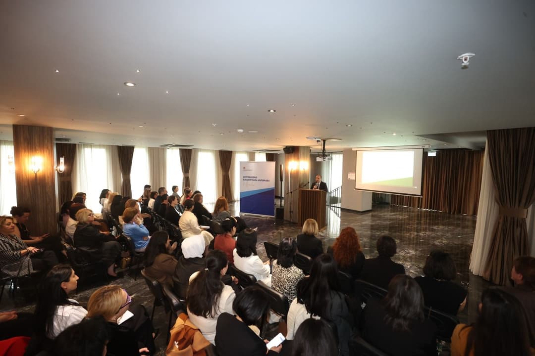 გივი მიქანაძემ ბილინგვური განათლების პროგრამის ყოველწლიური შემაჯამებელი კონფერენცია გახსნა