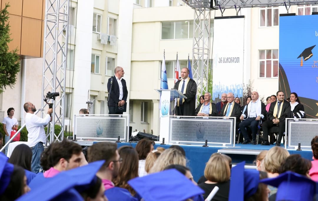 გივი მიქანაძემ თბილისის სახელმწიფო სამედიცინო უნივერსიტეტის კურსდამთავრებულებს სწავლის დასრულება მიულოცა