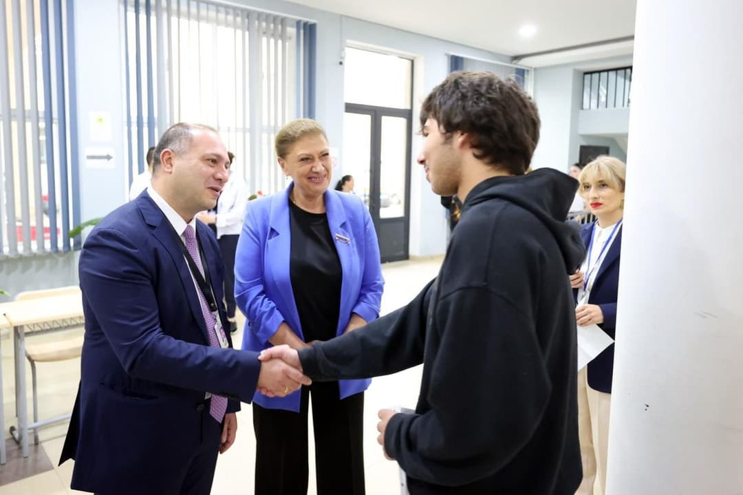ეროვნული გამოცდების დაწყების დღეს გივი მიქანაძე თბილისის 39-ე და 177-ე საჯარო სკოლებში გახსნილ საგამოცდო ცენტრებს ეწვია