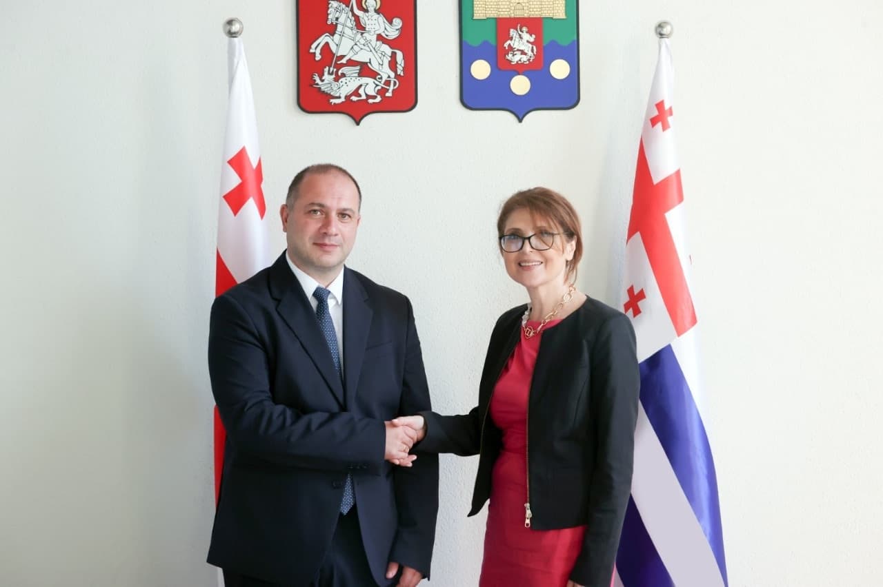 Frontnews image description