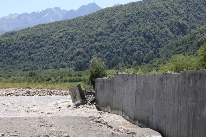 სტიქიამ სოფელ უწერაში ორი სახიდე გადასასვლელი, სოფელ ღებში “ჭაალეების უბანში” რიონზე დამცავი გაბიონი და სოფელ შქმერში შიდა საგზაო ინფრასტრუქტურა დააზიანა