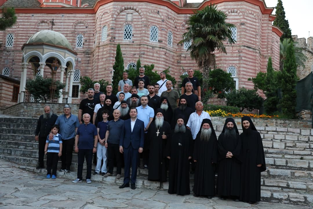 აფხაზეთის მთავრობის წევრები ათონის მთაზე აფხაზეთიდან დევნილი ირაკლი რუხაიას ბერად კურთხევას დაესწრნენ