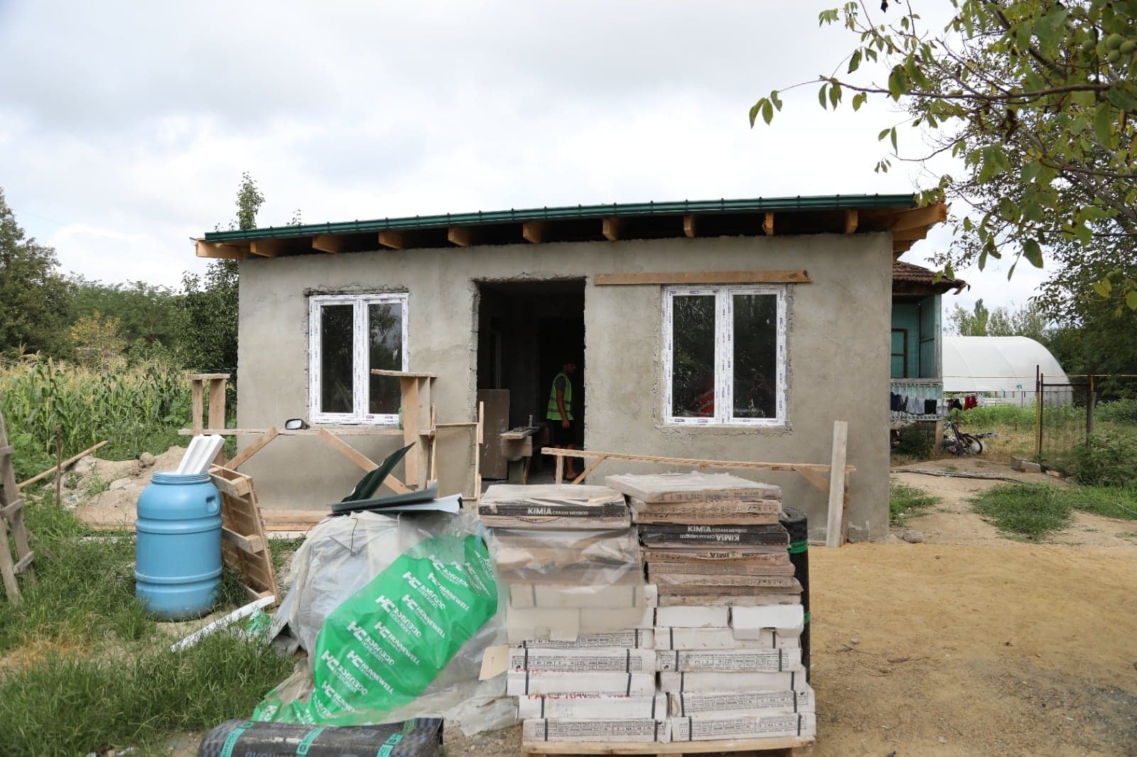 <p style="text-align: justify">წყალტუბოში სოციალურად დაუცველი ოჯახებისთვის საცხოვრებელი სახლების მშენებლობა გრძელდება.</p><p style="text-align: justify">მუნიციპალიტეტის მერიის ინფორმაციით, სულ მალე ახალი საცხოვრებელი სახლი მუნიციპალიტეტში მცხოვრებ კიდევ 7 უსახლკარო, &nbsp;სოციალურად დაუცველ, მრავალშვილიან ოჯახს გადაეცემა.</p><p style="text-align: justify">მშენებლობის პროცესს იმერეთში სახელმწიფო რწმუნებული ლევან ზალკალიანი და წყალტუბოს მუნიციპალიტეტის მერი გენადი ბალანჩივაძე ადგილზე გაეცნენ.</p><p style="text-align: justify">სოციალურად დაუცველი ოჯახების დახმარებისა და გაძლიერების პროგრამის ფარგლებში ადგილობრივი ბიუჯეტიდან ნახევარ მილიონ ლარზე მეტია გამოყოფილი. გარდა საცხოვრებელი ფართისა ოჯახებს ავეჯი და საყოფაცხოვრებო ტექნიკა გადაეცემათ.</p><p style="text-align: justify">წყალტუბოს მუნიციპალიტეტში მძიმე სოციალურ პირობებში მყოფი ოჯახების დახმარებისა და გაძლიერების მიზნით 2023- 2025 წლებში სულ 17 სახლი აშენდა.</p>