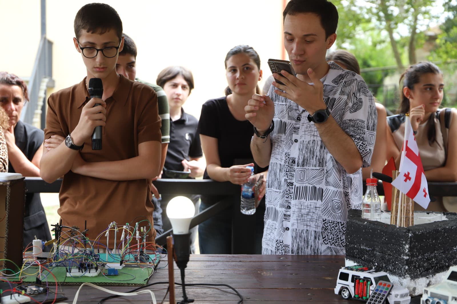 <p style="text-align: justify">ახალგაზრდობის საერთაშორისო დღესთან დაკავშირებით თერჯოლაში მუნიციპალიტეტის მერიის განათლების, კულტურის, სპორტის და ახალგაზრდულ საქმეთა სამსახურის ორგანიზებით, მრავალფეროვანი ღონისძიებები ჩატარდა.&nbsp;</p><p style="text-align: justify">მუნიციპალიტეტის მერიის ინფორმაციით, ღონისძიებების ფარგლებში გაიმართა პრეზენტაცია "ხელოვნური ინტელექტისა“ და "მომავლის ტექნოლოგიების“ შესახებ, ასევე მოეწყო "დრონების შოუ“ და მომავლის ტექნოლოგიების გამოფენა/ჩვენება, რომელიც დაინტერესებულ ახალგაზრდებს, მოსწავლე - ახალგაზრდობის მუნიციპალური ცენტრის რობოტექნიკის &nbsp;კლუბის კოორდინატორმა - &nbsp;ერეკლე კირკიტაძემ წარუდგინა.</p><p style="text-align: justify">"სკოლის მოსწავლეთა ჩართულობით გაიმართა საინტერესო ინტელექტუალური თამაში "გაიცანი შენი ქალაქი“, რომელშიც 20-ზე მეტი მონაწილე შეეჯიბრა ერთმანეთს, გამოვლინდნენ &nbsp;და სიგელებით დაჯილდოვდნენ გამარჯვებულები.</p><p style="text-align: justify">თერჯოლაში, ახალგაზრდობის საერთაშორისო დღეს, მთელი დღის განმავლობაში მიმდინარეობდა &nbsp;სპორტულ - გასართობი &nbsp;და შემეცნებითი აქტივობები: შაშში, ჭადრაკში, მაგიდის ჩოგბურთში, ასფალტზე ხატვაში, სახის მოხატვას და ბუშტების შოუზე.</p><p style="text-align: justify">ღონისძიებების კულმინაცია იყო „ფერების ფესტივალი“, აღსანიშნავია რომ ფესტივალი თერჯოლაში, პირველად ჩატარდა და ბავშვების დიდი მოწონება დაიმსახურა, ახალგაზრდების &nbsp;მხიარულ განწყობაზე &nbsp;ფესტივალის წამყვანმა და დიჯეიმ იზრუნეს.</p><p style="text-align: justify">ღონისძიებების დასასრულს კი თავისი რეპერტუარით &nbsp;თერჯოლელი მსმენელის წინაშე, ქართული ესტრადის ვარსკვლავი თემურ თათარაშვილი წარდგა. საქართველოს კულტურის სამინისტროს ეგიდით გამართულ&nbsp;სოლო კონცერტზე, მომღერლის შესრულებულმა კარგად ნაცნობი ჰიტებმა, ყველა თაობის &nbsp;მაყურებლის განსაკუთრებული ოვაციები დაიმსახურა", - აღნიშნულია ინფორმაციაში.</p>