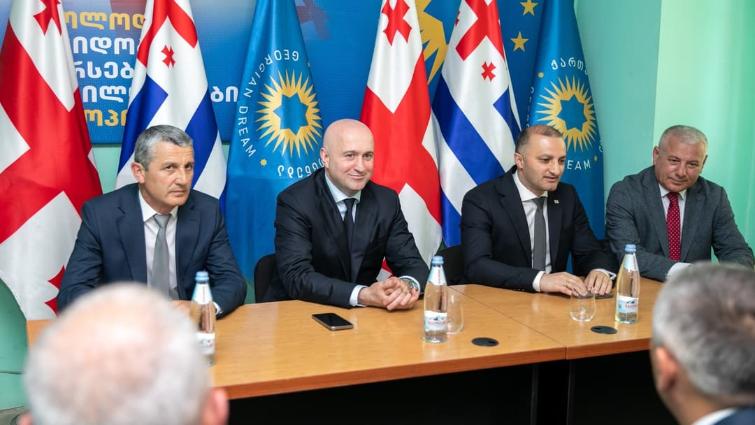 სულხან თამაზაშვილმა შუახევში მხარდამჭერებს მერობის კანდიდატი ომარ ტაკიძე წარუდგინა