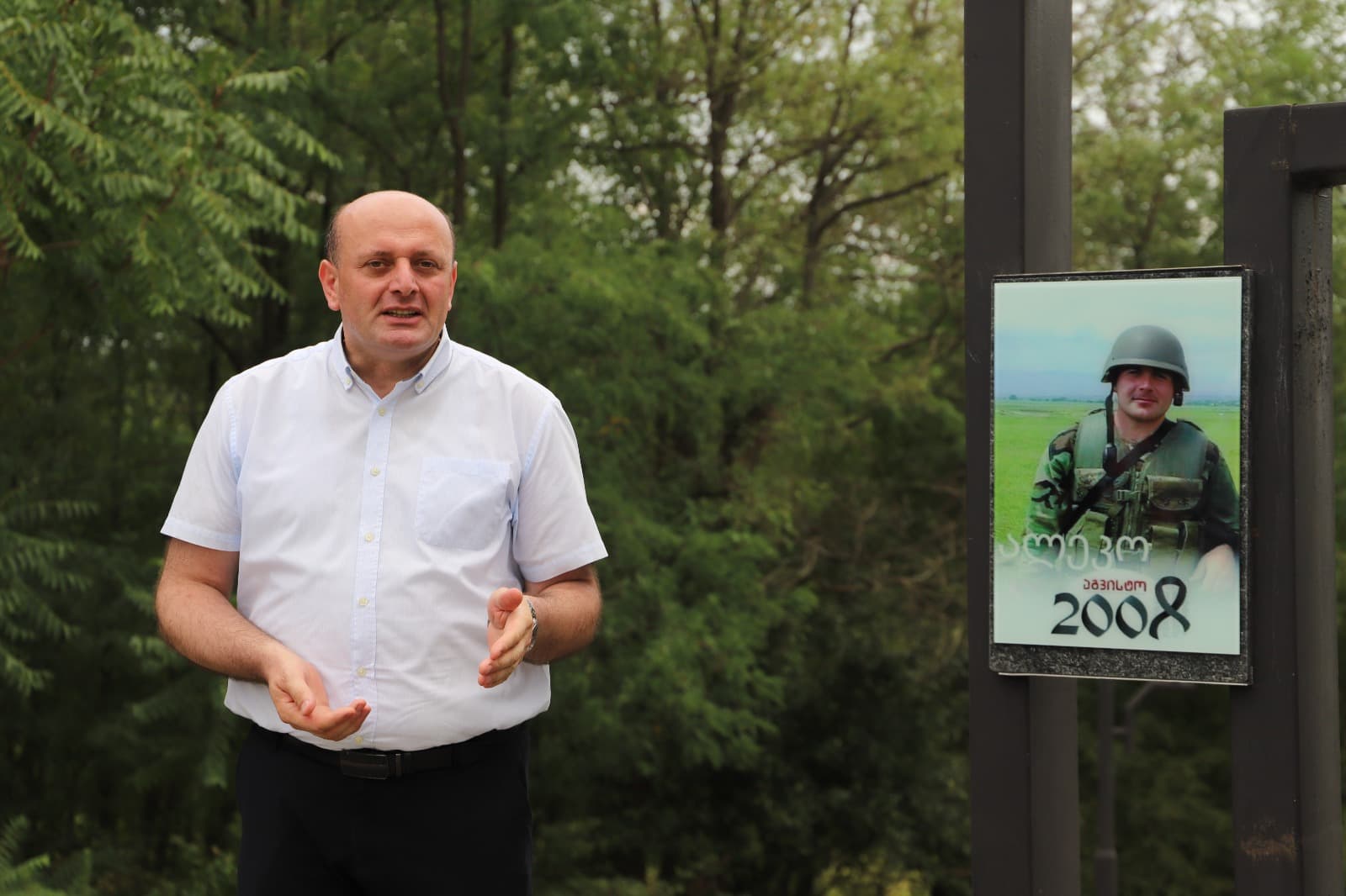 <p style="text-align: justify">თერჯოლაში აგვისტოს ომში გარდაცვლილი გმირები გაიხსენეს.</p><p style="text-align: justify">თერჯოლის მუნიციპალიტეტის მერმა მანუჩარ რობაქიძემ და საკრებულოს თავმჯდომარე გიორგი ბარათაშვილმა&nbsp; 8 აგვისტოს ომში დაღუპულ გმირებს პატივი მიაგეს.</p><p style="text-align: justify">ხელმძღვანელმა პირებმა,ადგილობრივი თვითმმართველობის წარმომადგენლებთან, სამხედრო პირებსა და ოჯახის წევრებთან &nbsp;ერთად გვირგვინებით და ყვავილებით შეამკეს სოფელ ღვანკითში ვალერი გოგნაძის მემორიალი, სოფელ ძევრში უშანგი (შმაგი) სოფრომაძის მემორიალი, სოფელ ზედა სიმონეთში ალია ბარდაველიძის მემორიალი, ხოლო სოფელ კვახჭირსა და ჭოგნარში კი გიგა სახელაშვილის და ბადრი ბასილაძის საფლავები და წუთიერი დუმილით პატივი მიაგეს გარდაცვლილი გმირების ნათელ ხსოვნას. თერჯოლისა და ტყიბულის ეპარქიის სასულიერო პირებმა კი გმირთა სულების &nbsp;მოსახსენებელი პანაშვიდი გადაიხადეს.</p><p style="text-align: justify">2008 წლის რუსეთ-საქართველოს ომში თერჯოლის მუნიციპალიტეტიდან 5 მებრძოლი დაიღუპა: ვალერი გოგნაძე, ალია ბარდაველიძე, უშანგი სოფრომაძე, გიგა სახელაშვილი და ბადრი ბასილაძე.</p><p style="text-align: justify">მუნიციპალიტეტის მერის ინიციატივით, ადგილობრივი ბიუჯეტიდან გმირების ოჯახებს ფულადი დახმარება გადაეცემათ.</p><p style="text-align: justify">ქვეყნის მთელ ტერიტორიაზე, აგვისტოს ომში &nbsp;დაღუპულთა ხსოვნის პატივსაცემად, სახელმწიფო დროშები დაშვებულია ადმინისტრაციულ შენობებზე და საზღვარგარეთ საქართველოს დიპლომატიურ წარმომადგენლობებში.</p>