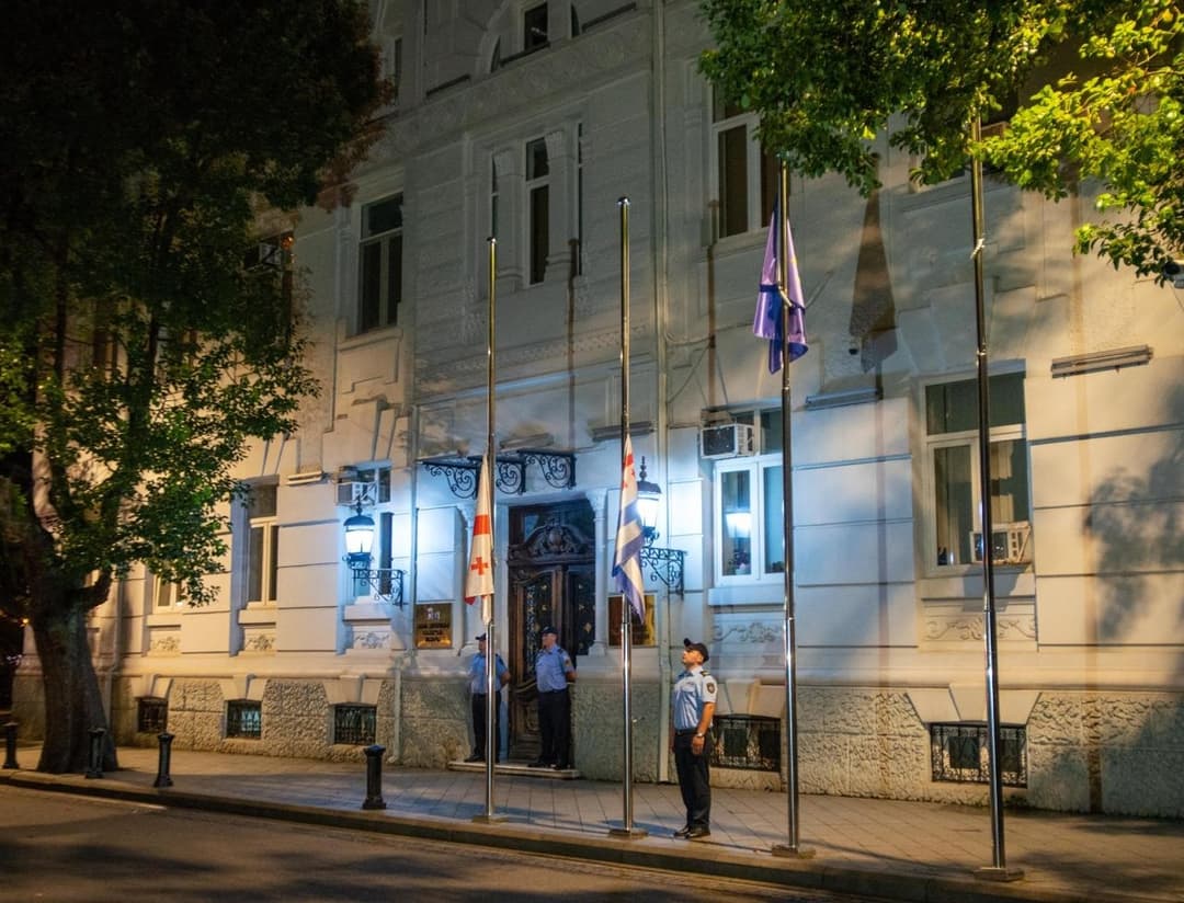 აჭარის ავტონომიური რესპუბლიკის ადმინისტრაციულ შენობებზე სახელმწიფო დროშები დაეშვა