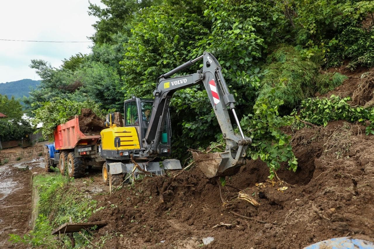 <p style="text-align: justify">აჭარის ავტონომიური რესპუბლიკის თავმჯდომარე სულხან თამაზაშვილი ხელვაჩაურის მუნიციპალიტეტში უხვი ნალექის შედეგად მიყენებული ზიანის სალიკვიდაციო სამუშაოებს გაეცნო.</p><p style="text-align: justify">ხელვაჩაურის მუნიციპალიტეტში &nbsp;უხვი ნალექის შედეგად დაიტბორა, როგორც ცენტრალური, ასევე შიდა საუბნო გზები და რამდენიმე ადგილზე განვითარდა მეწყრული პროცესები.</p><p style="text-align: justify">საცხოვრებელ სახლებთან განვითარებული მეწყრული პროცესების გამო, უსაფრთხოების მიზნით დროებით გაყვანილი იქნა 15 ოჯახი.</p><p style="text-align: justify">სტიქიის სალიკვიდაციო სამუშაოებში ჩართულია მერიის სამსახურები და ყველა შესაბამისი უწყება.</p><p style="text-align: justify">მთელი დღის განმავლობაში, &nbsp;მძიმე ტექნიკის საშუალებით აქტიურად მიმდინარეობდა გზების გაწმენდითი სამუშაოები.</p><p style="text-align: justify">უხვი ნალექის შედეგად სათავე ნაგებობებზე შექმნილი პრობლემის გამო სასმელი წყალი არ მიეწოდება მახინჯაურის და შარაბიძეების თემების ნაწილს.</p><p style="text-align: justify">ელექტროენერგია არ მიეწოდება სოფელ ერგეში (ბაშკო ეკალაური) 40 აბონენტს, 20 აბონენტის აღდგენითი სამუშაოები დასრულდება უახლოეს საათებში.</p>