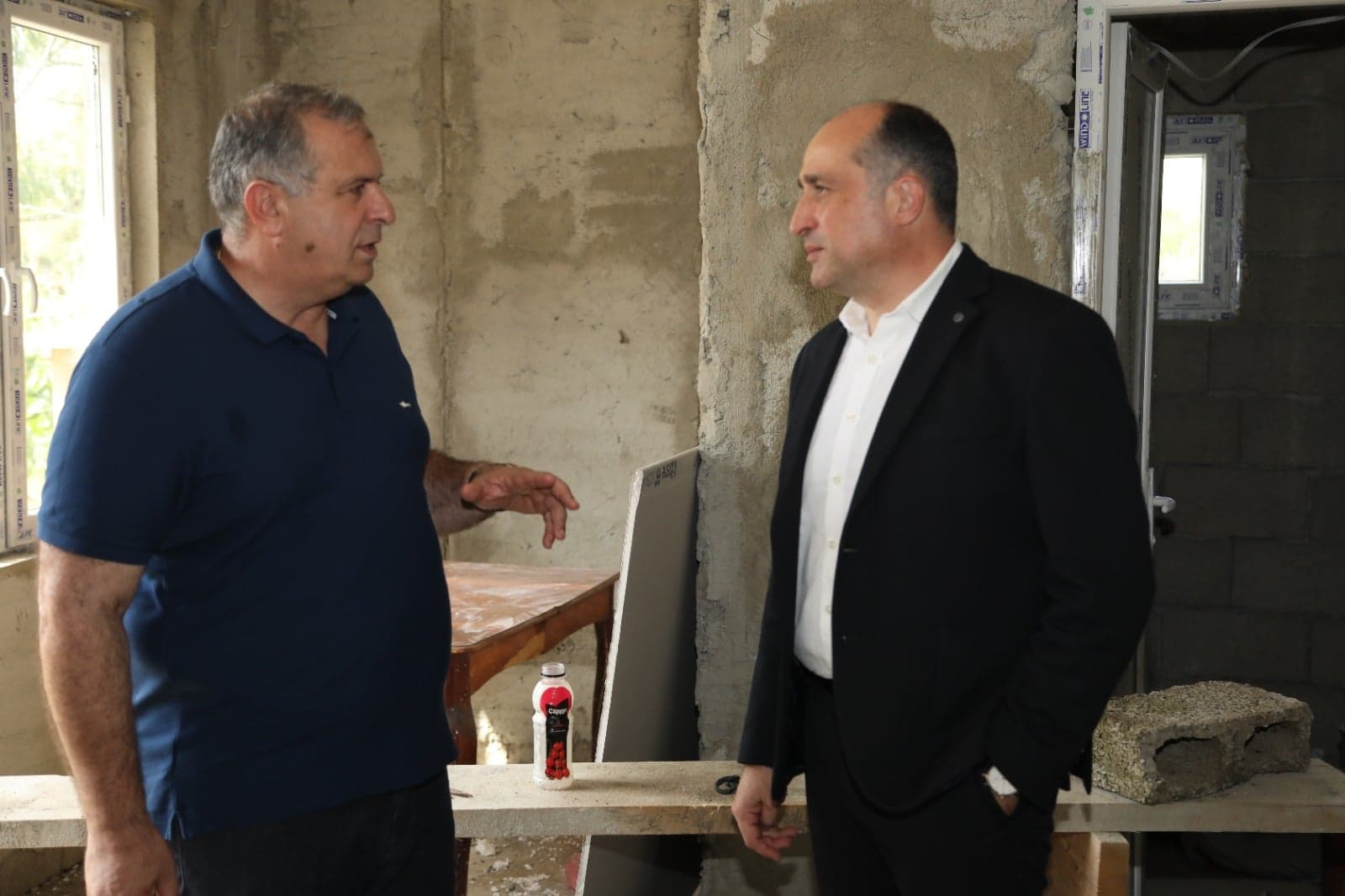 <p style="text-align: justify">წყალტუბოში სოციალურად დაუცველი ოჯახებისთვის საცხოვრებელი სახლების მშენებლობა გრძელდება.</p><p style="text-align: justify">მუნიციპალიტეტის მერიის ინფორმაციით, სულ მალე ახალი საცხოვრებელი სახლი მუნიციპალიტეტში მცხოვრებ კიდევ 7 უსახლკარო, &nbsp;სოციალურად დაუცველ, მრავალშვილიან ოჯახს გადაეცემა.</p><p style="text-align: justify">მშენებლობის პროცესს იმერეთში სახელმწიფო რწმუნებული ლევან ზალკალიანი და წყალტუბოს მუნიციპალიტეტის მერი გენადი ბალანჩივაძე ადგილზე გაეცნენ.</p><p style="text-align: justify">სოციალურად დაუცველი ოჯახების დახმარებისა და გაძლიერების პროგრამის ფარგლებში ადგილობრივი ბიუჯეტიდან ნახევარ მილიონ ლარზე მეტია გამოყოფილი. გარდა საცხოვრებელი ფართისა ოჯახებს ავეჯი და საყოფაცხოვრებო ტექნიკა გადაეცემათ.</p><p style="text-align: justify">წყალტუბოს მუნიციპალიტეტში მძიმე სოციალურ პირობებში მყოფი ოჯახების დახმარებისა და გაძლიერების მიზნით 2023- 2025 წლებში სულ 17 სახლი აშენდა.</p>