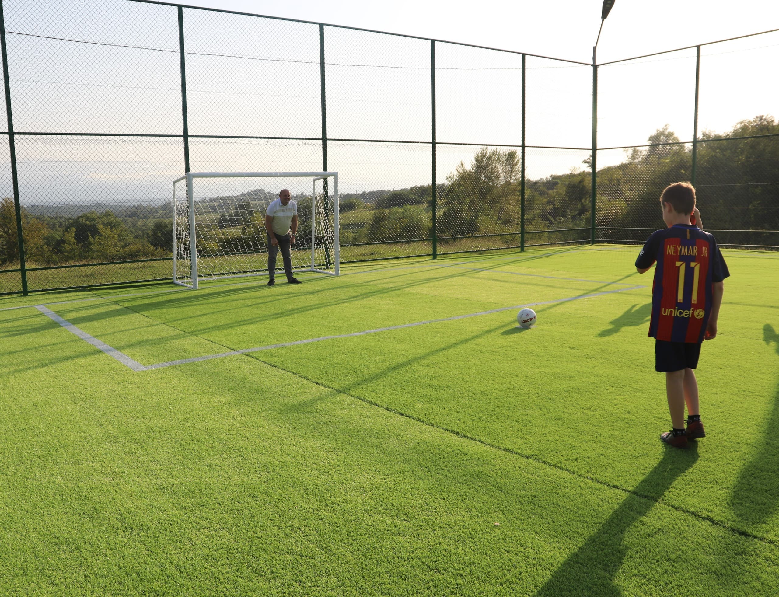 <p style="text-align: justify">თერჯოლის მუნიციპალიტეტის სოფელ სათემოში ახალი მინი მოედანი გაიხსნა, სადაც მინი ფეხბურთში ქართლოს ჭუმბურიძის სახელობის მე-11 ტურნირი დაიწყო.</p><p style="text-align: justify">ტრადიციულ ტურნირზე, ქართლოს ჭუმბურიძის თასის დასაუფლებლად წელს 10 გუნდი იბრძოლებს. ტურნირის ფინალი 9 სექტემბერს გაიმართება.&nbsp;</p><p style="text-align: justify">მუნიციპალიტეტის მერიის ინფორმაციით, ბარდუბნის ადმინისტრაციულ ერთეულში შემავალი სოფლის მოსახლეობას, ახალი მინი მოედნის დაპირება მუნიციპალიტეტის მერმა მანუჩარ რობაქიძემ გასულ წელს, ტურნირის ფინალზე მისცა. პროექტი ადგილობრივი ბიუჯეტიდან გამოყოფილი &nbsp;თანხით დაფინანსდა, მისი ღირებულება 137550 ლარია. პროექტის ფარგლებში დამონტაჟდა 100 სკამი. სარეაბილიტაციო სამუშაოები შეასრულა შპს "უნივერსალ ჯორჯიამ".</p>