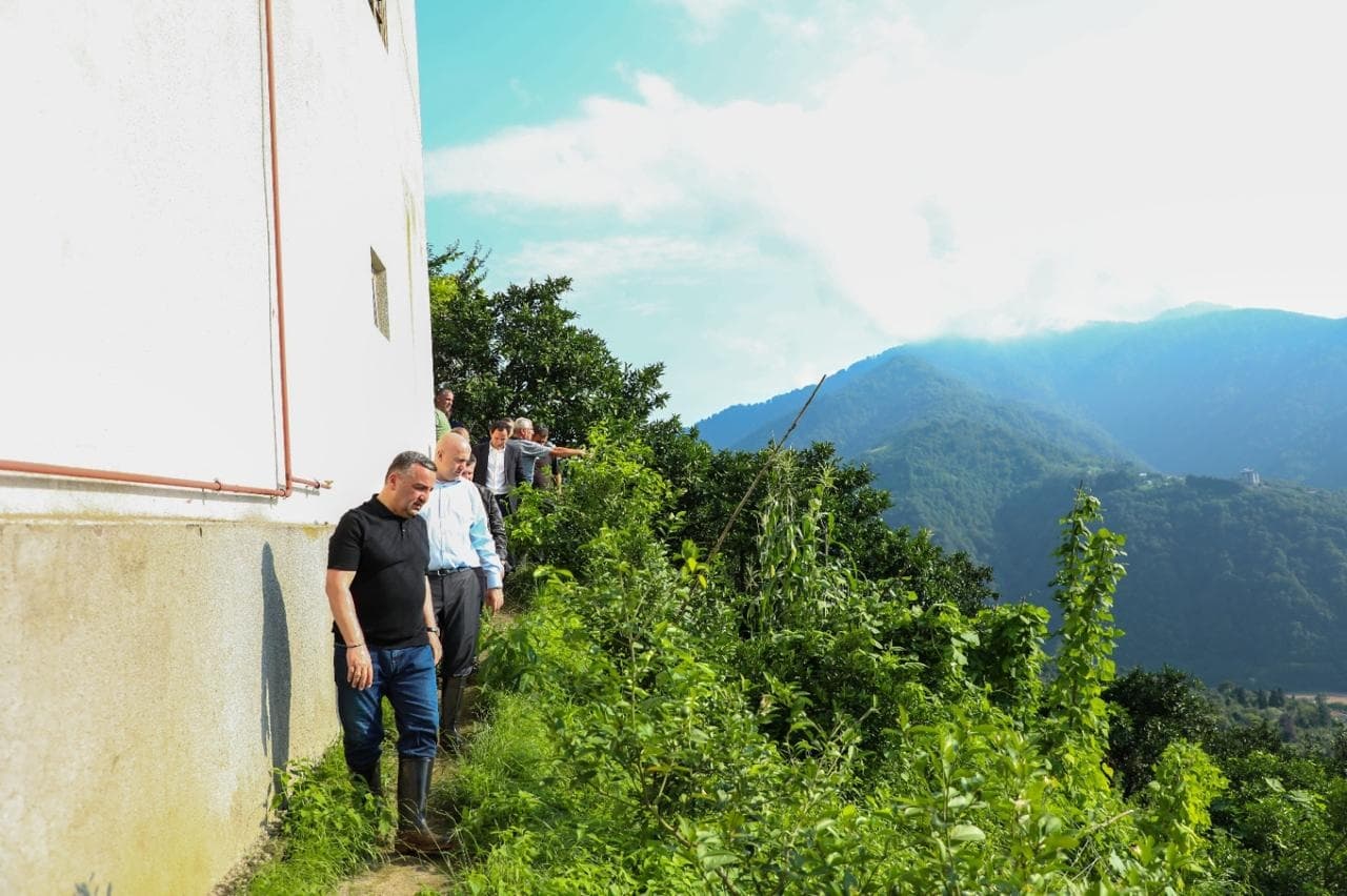 <p style="text-align: justify">აჭარის ავტონომიური რესპუბლიკის თავმჯდომარე სულხან თამაზაშვილი ხელვაჩაურის მუნიციპალიტეტში უხვი ნალექის შედეგად მიყენებული ზიანის სალიკვიდაციო სამუშაოებს გაეცნო.</p><p style="text-align: justify">ხელვაჩაურის მუნიციპალიტეტში &nbsp;უხვი ნალექის შედეგად დაიტბორა, როგორც ცენტრალური, ასევე შიდა საუბნო გზები და რამდენიმე ადგილზე განვითარდა მეწყრული პროცესები.</p><p style="text-align: justify">საცხოვრებელ სახლებთან განვითარებული მეწყრული პროცესების გამო, უსაფრთხოების მიზნით დროებით გაყვანილი იქნა 15 ოჯახი.</p><p style="text-align: justify">სტიქიის სალიკვიდაციო სამუშაოებში ჩართულია მერიის სამსახურები და ყველა შესაბამისი უწყება.</p><p style="text-align: justify">მთელი დღის განმავლობაში, &nbsp;მძიმე ტექნიკის საშუალებით აქტიურად მიმდინარეობდა გზების გაწმენდითი სამუშაოები.</p><p style="text-align: justify">უხვი ნალექის შედეგად სათავე ნაგებობებზე შექმნილი პრობლემის გამო სასმელი წყალი არ მიეწოდება მახინჯაურის და შარაბიძეების თემების ნაწილს.</p><p style="text-align: justify">ელექტროენერგია არ მიეწოდება სოფელ ერგეში (ბაშკო ეკალაური) 40 აბონენტს, 20 აბონენტის აღდგენითი სამუშაოები დასრულდება უახლოეს საათებში.</p>