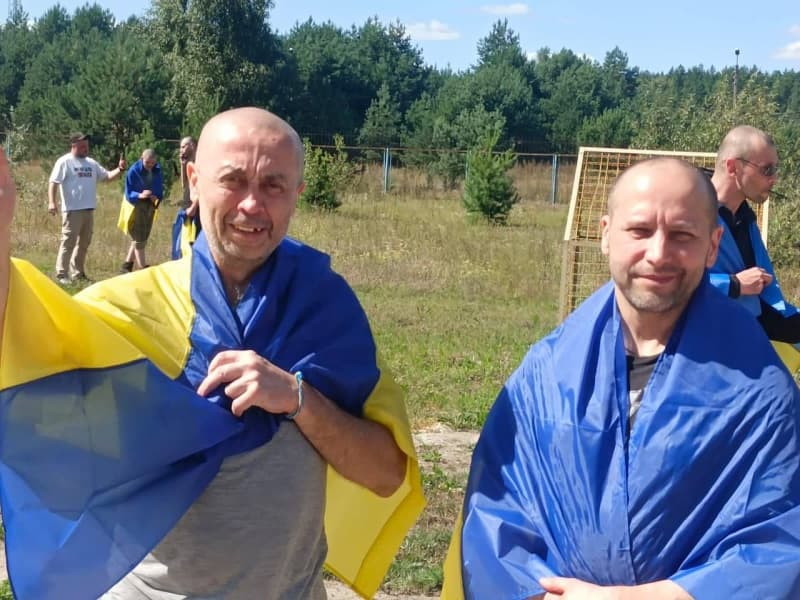 <p style="text-align: justify">უკრაინასა და რუსეთის ფედერაციას შორის ტყვეთა მორიგი გაცვლა მოხდა. ეს ალასკაში დონალდ ტრამპისა და ვლადიმერ პუტინის მოახლოებული შეხვედრის ფონზე გაიმართა.</p><p style="text-align: justify">როგორც პრეზიდენტმა ვოლოდიმირ ზელენსკიმ განაცხადა, დღეს 84 ადამიანი დააბრუნეს სახლში.</p><p style="text-align: justify">"ესენი არიან როგორც სამხედროები, ასევე მშვიდობიანი მოქალაქეები. თითქმის ყველას სჭირდება სამედიცინო დახმარება და მნიშვნელოვანი რეაბილიტაცია“, - აღნიშნა ზელენსკიმ.</p><p style="text-align: justify">მისი თქმით, დღეს გათავისუფლებულ მშვიდობიან მოქალაქეებს შორის არიან ისინი, ვინც რუსებმა 2014, 2016 და 2017 წლებში დააკავეს.</p><p style="text-align: justify">"დღეს გათავისუფლებულ სამხედროებს შორის არიან მარიუპოლის დამცველები. მადლობელი ვარ ყველას, ვინც გვეხმარება უკრაინელი ტყვეების გათავისუფლებაში“, - განაცხადა პრეზიდენტმა.</p><div class="iframe-wrapper"><iframe src="https://www.facebook.com/plugins/video.php?height=314&amp;href=https%3A%2F%2Fwww.facebook.com%2Fzelenskyy.official%2Fvideos%2F1478003556696472%2F&amp;show_text=false&amp;width=560&amp;t=0" frameborder="0" allowfullscreen="true" width="560" height="314" title="Embedded content" allow="autoplay; clipboard-write; encrypted-media; picture-in-picture; web-share" scrolling="no" style="border:none;overflow:hidden"></iframe></div>