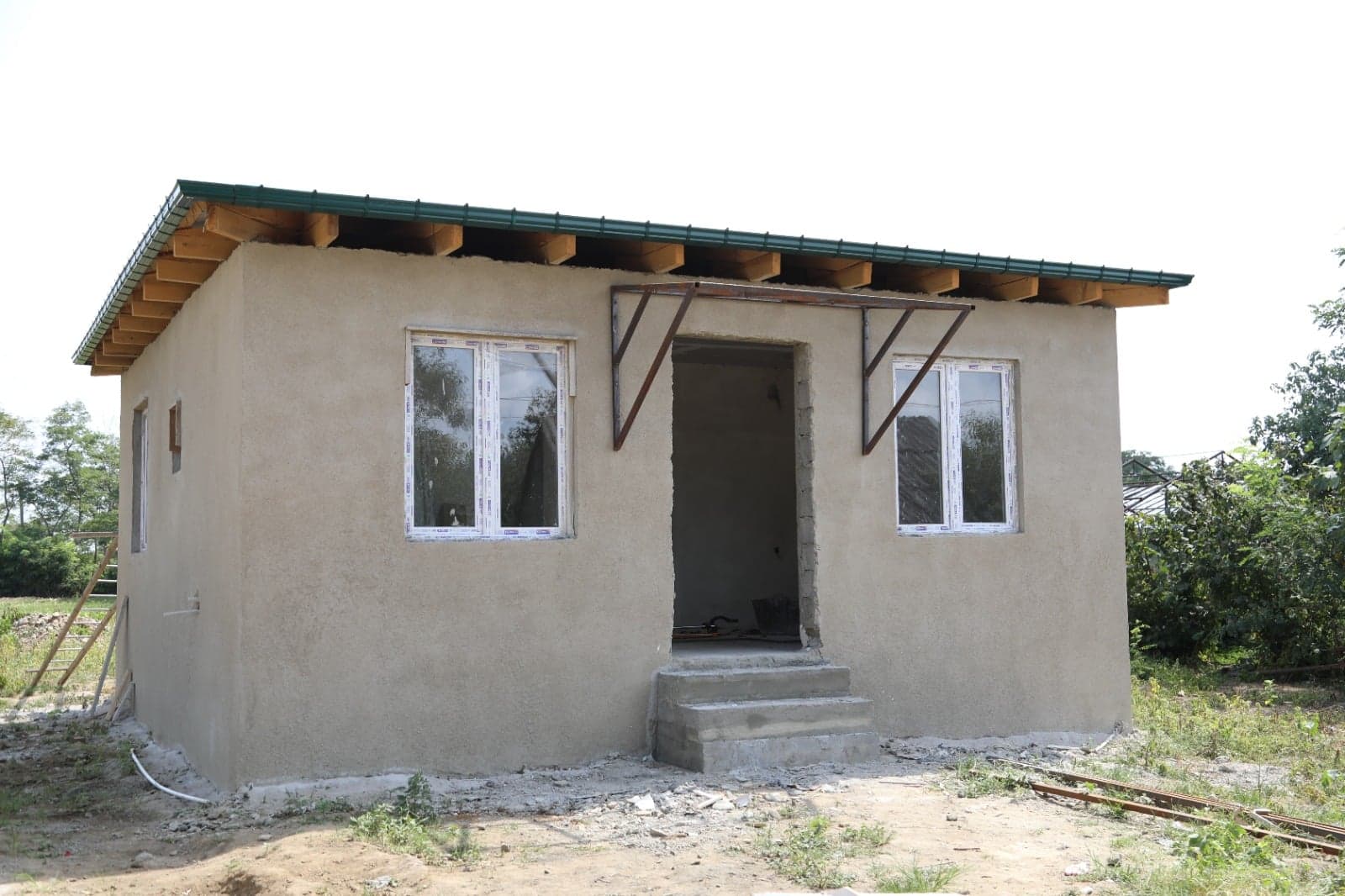 <p style="text-align: justify">წყალტუბოში სოციალურად დაუცველი ოჯახებისთვის საცხოვრებელი სახლების მშენებლობა გრძელდება.</p><p style="text-align: justify">მუნიციპალიტეტის მერიის ინფორმაციით, სულ მალე ახალი საცხოვრებელი სახლი მუნიციპალიტეტში მცხოვრებ კიდევ 7 უსახლკარო, &nbsp;სოციალურად დაუცველ, მრავალშვილიან ოჯახს გადაეცემა.</p><p style="text-align: justify">მშენებლობის პროცესს იმერეთში სახელმწიფო რწმუნებული ლევან ზალკალიანი და წყალტუბოს მუნიციპალიტეტის მერი გენადი ბალანჩივაძე ადგილზე გაეცნენ.</p><p style="text-align: justify">სოციალურად დაუცველი ოჯახების დახმარებისა და გაძლიერების პროგრამის ფარგლებში ადგილობრივი ბიუჯეტიდან ნახევარ მილიონ ლარზე მეტია გამოყოფილი. გარდა საცხოვრებელი ფართისა ოჯახებს ავეჯი და საყოფაცხოვრებო ტექნიკა გადაეცემათ.</p><p style="text-align: justify">წყალტუბოს მუნიციპალიტეტში მძიმე სოციალურ პირობებში მყოფი ოჯახების დახმარებისა და გაძლიერების მიზნით 2023- 2025 წლებში სულ 17 სახლი აშენდა.</p>