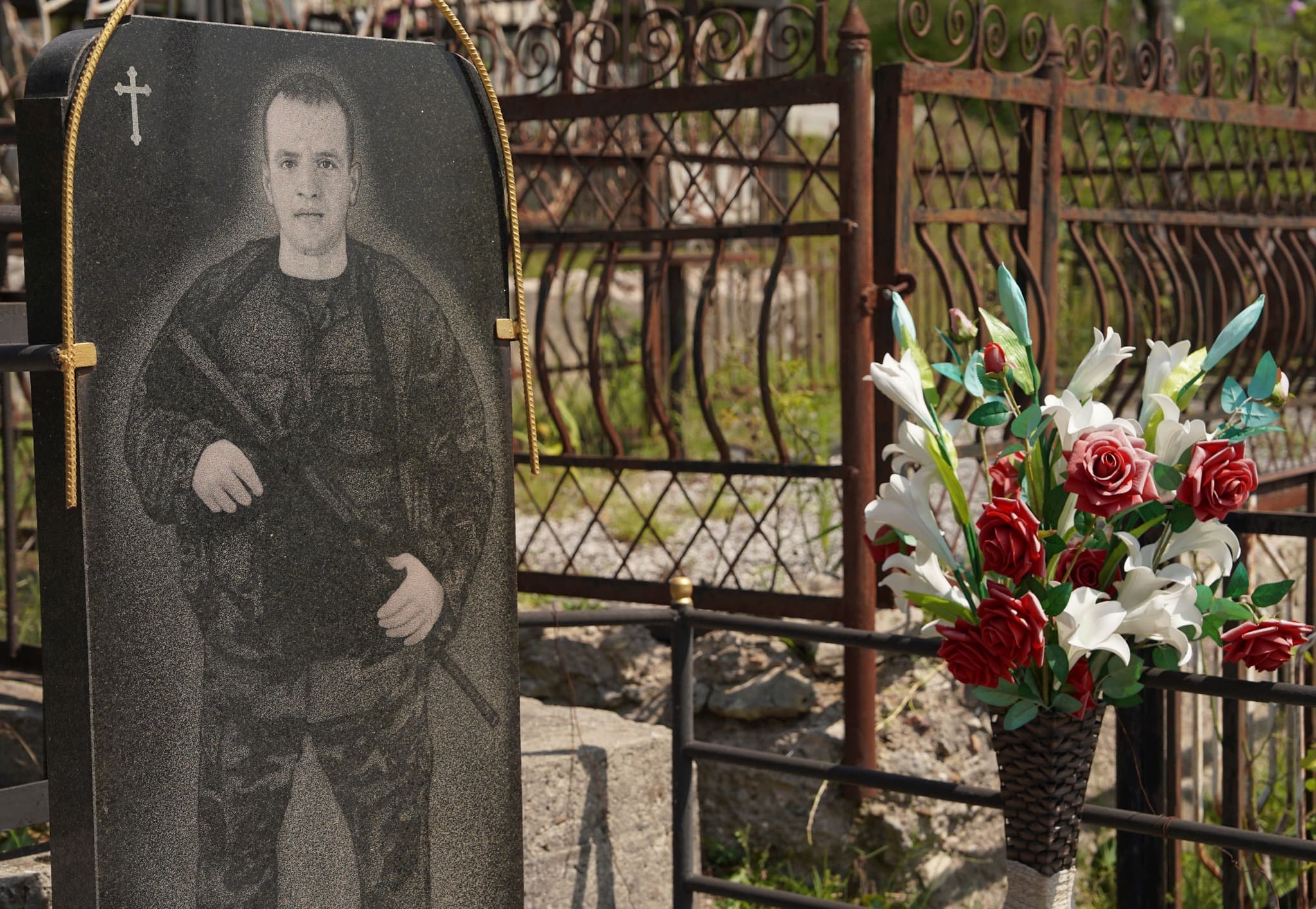 <p style="text-align: justify">2008 წლის აგვისტოს ომიდან 17 წელი გავიდა.</p><p style="text-align: justify">ჭიათურის მუნიციპალიტეტის მერმა გივი მოდებაძემ, საკრებულოს თავმჯდომარის პირველმა მოადგილემ დავით ლაბაძემ, მერის პირველმა მოადგილემ დავით წერეთელმა, მერის მოადგილემ დავით ბიწაძემ, საქართველოს თავდაცვის სამინისტროს ეროვნული სააგენტოს სამხედრო აღრიცხვის, გაწვევისა და რეკრუტირების იმერეთის, ჭიათურის მუნიციპალური განყოფილების უფროსის მოადგილემ ბათუ ღვალაძემ და ადგილობრივი ხელისუფლების წარმომადგენლებმა შინდისის ბრძოლაში დაღუპული გმირის შმაგი კუპატაძის საფლავი გვირგვინით შეამკეს და მის ხსოვნას პატივი მიაგეს.</p><p style="text-align: justify">შმაგი კუპატაძე ჭიათურის მუნიციპალიტეტის სოფელ ღვითორში 1986 წლის 11 სექტემბერს დაიბადა.</p><p style="text-align: justify">სავალდებულო სამხედრო სამსახურის გავლის შემდეგ, 2007 წელს საკონტრაქტო სამსახურს მოაწერა ხელი და სენაკის სამხედრო ბაზის მეორე ბრიგადის საარტილერიო ასეულში კაპრალად მსახურობდა.</p><p style="text-align: justify">შმაგი კუპატაძემ 2008 წლის 11 აგვისტოს რუსეთის არმიის წინააღმდეგ უთანასწორო ბრძოლას საკუთარი სიცოცხლე გმირულად შესწირა.</p><p style="text-align: justify">"2008 წლის აგვისტოს ომი ჩვენი ქვეყნის უახლესი ისტორიის ერთ-ერთი მძიმე და ტრაგიკული თარიღია. დღეს, გავიხსენეთ და პატივი მივაგეთ შინდისის გმირს შმაგი კუპატაძეს. მისი და იმ სხვა ქართველი ჯარისკაცების თავდადება, რომლებმაც რუსეთ-საქართველოს ომს სიცოცხლე შესწირეს, სამაგალითოა მომავალი თაობებისთვის. ჩვენს ქვეყანას, მათ ოჯახებსა და ახლობლებს თანაგრძნობას და სოლიდარობას ვუცხადებ. ჩვენი ქვეყნის ტერიტორიული მთლიანობა აუცილებლად აღდგება მშვიდობიანი გზით“, – განაცხადა ჭიათურის მერმა გივი მოდებაძემ.</p><p style="text-align: justify">საქართველოს მთავრობის განკარგულებით, აფხაზეთისა და ცხინვალის რეგიონების უკანონო ოკუპაციის მიზნით, რუსეთის მიერ საქართველოში განხორციელებული ფართომასშტაბიანი სამხედრო ინტერვენციის შედეგად დაღუპულთა ხსოვნის პატივსაცემად, 8 აგვისტოს საქართველოს მთელს ტერიტორიაზე არსებულ ადმინისტრაციული ორგანოების შენობებზე სახელმწიფო დროშები დაშვებულია.</p>