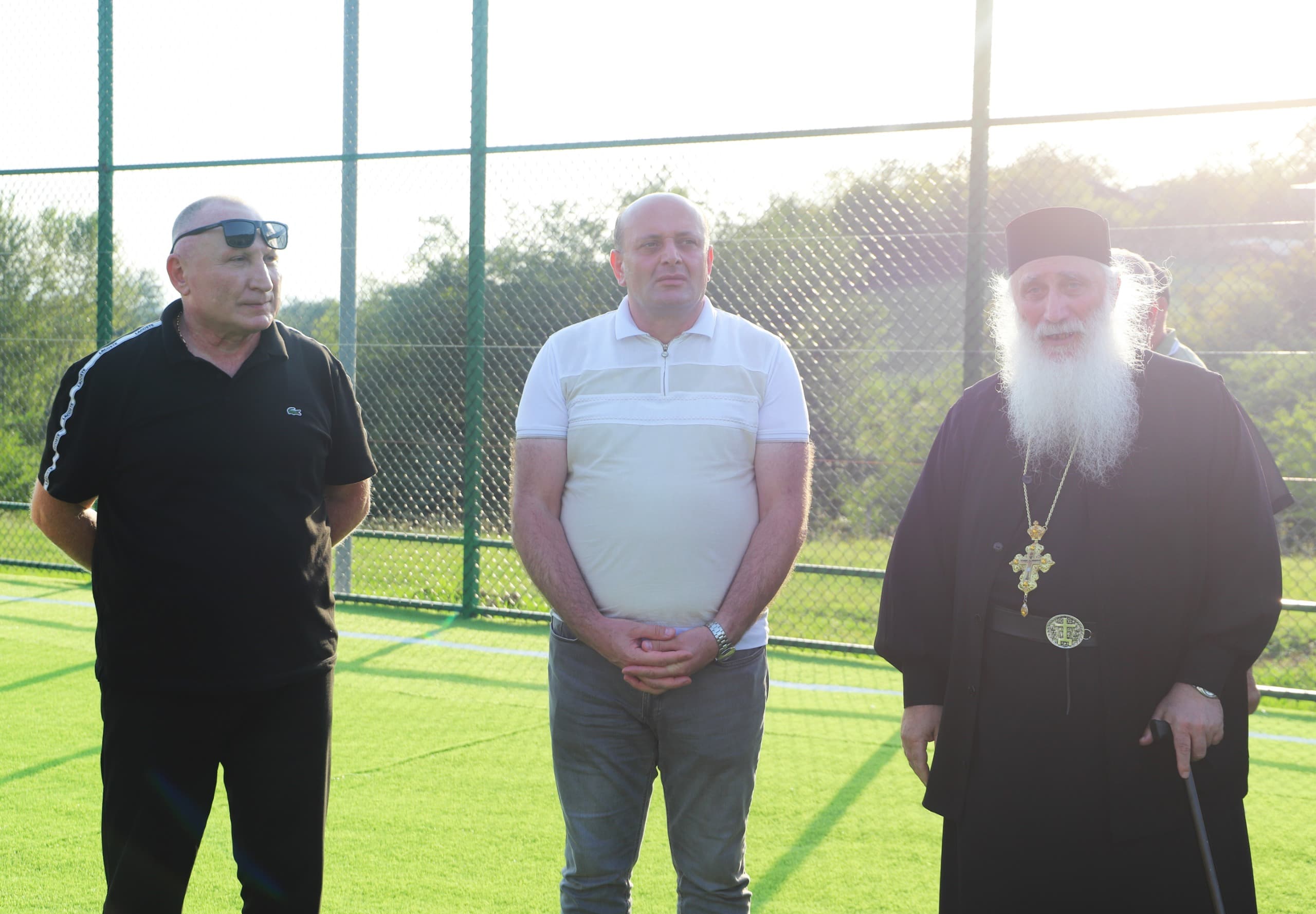 <p style="text-align: justify">თერჯოლის მუნიციპალიტეტის სოფელ სათემოში ახალი მინი მოედანი გაიხსნა, სადაც მინი ფეხბურთში ქართლოს ჭუმბურიძის სახელობის მე-11 ტურნირი დაიწყო.</p><p style="text-align: justify">ტრადიციულ ტურნირზე, ქართლოს ჭუმბურიძის თასის დასაუფლებლად წელს 10 გუნდი იბრძოლებს. ტურნირის ფინალი 9 სექტემბერს გაიმართება.&nbsp;</p><p style="text-align: justify">მუნიციპალიტეტის მერიის ინფორმაციით, ბარდუბნის ადმინისტრაციულ ერთეულში შემავალი სოფლის მოსახლეობას, ახალი მინი მოედნის დაპირება მუნიციპალიტეტის მერმა მანუჩარ რობაქიძემ გასულ წელს, ტურნირის ფინალზე მისცა. პროექტი ადგილობრივი ბიუჯეტიდან გამოყოფილი &nbsp;თანხით დაფინანსდა, მისი ღირებულება 137550 ლარია. პროექტის ფარგლებში დამონტაჟდა 100 სკამი. სარეაბილიტაციო სამუშაოები შეასრულა შპს "უნივერსალ ჯორჯიამ".</p>