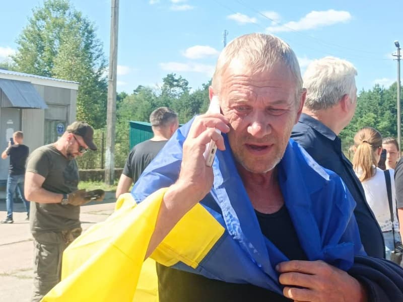 <p style="text-align: justify">უკრაინასა და რუსეთის ფედერაციას შორის ტყვეთა მორიგი გაცვლა მოხდა. ეს ალასკაში დონალდ ტრამპისა და ვლადიმერ პუტინის მოახლოებული შეხვედრის ფონზე გაიმართა.</p><p style="text-align: justify">როგორც პრეზიდენტმა ვოლოდიმირ ზელენსკიმ განაცხადა, დღეს 84 ადამიანი დააბრუნეს სახლში.</p><p style="text-align: justify">"ესენი არიან როგორც სამხედროები, ასევე მშვიდობიანი მოქალაქეები. თითქმის ყველას სჭირდება სამედიცინო დახმარება და მნიშვნელოვანი რეაბილიტაცია“, - აღნიშნა ზელენსკიმ.</p><p style="text-align: justify">მისი თქმით, დღეს გათავისუფლებულ მშვიდობიან მოქალაქეებს შორის არიან ისინი, ვინც რუსებმა 2014, 2016 და 2017 წლებში დააკავეს.</p><p style="text-align: justify">"დღეს გათავისუფლებულ სამხედროებს შორის არიან მარიუპოლის დამცველები. მადლობელი ვარ ყველას, ვინც გვეხმარება უკრაინელი ტყვეების გათავისუფლებაში“, - განაცხადა პრეზიდენტმა.</p><div class="iframe-wrapper"><iframe src="https://www.facebook.com/plugins/video.php?height=314&amp;href=https%3A%2F%2Fwww.facebook.com%2Fzelenskyy.official%2Fvideos%2F1478003556696472%2F&amp;show_text=false&amp;width=560&amp;t=0" frameborder="0" allowfullscreen="true" width="560" height="314" title="Embedded content" allow="autoplay; clipboard-write; encrypted-media; picture-in-picture; web-share" scrolling="no" style="border:none;overflow:hidden"></iframe></div>