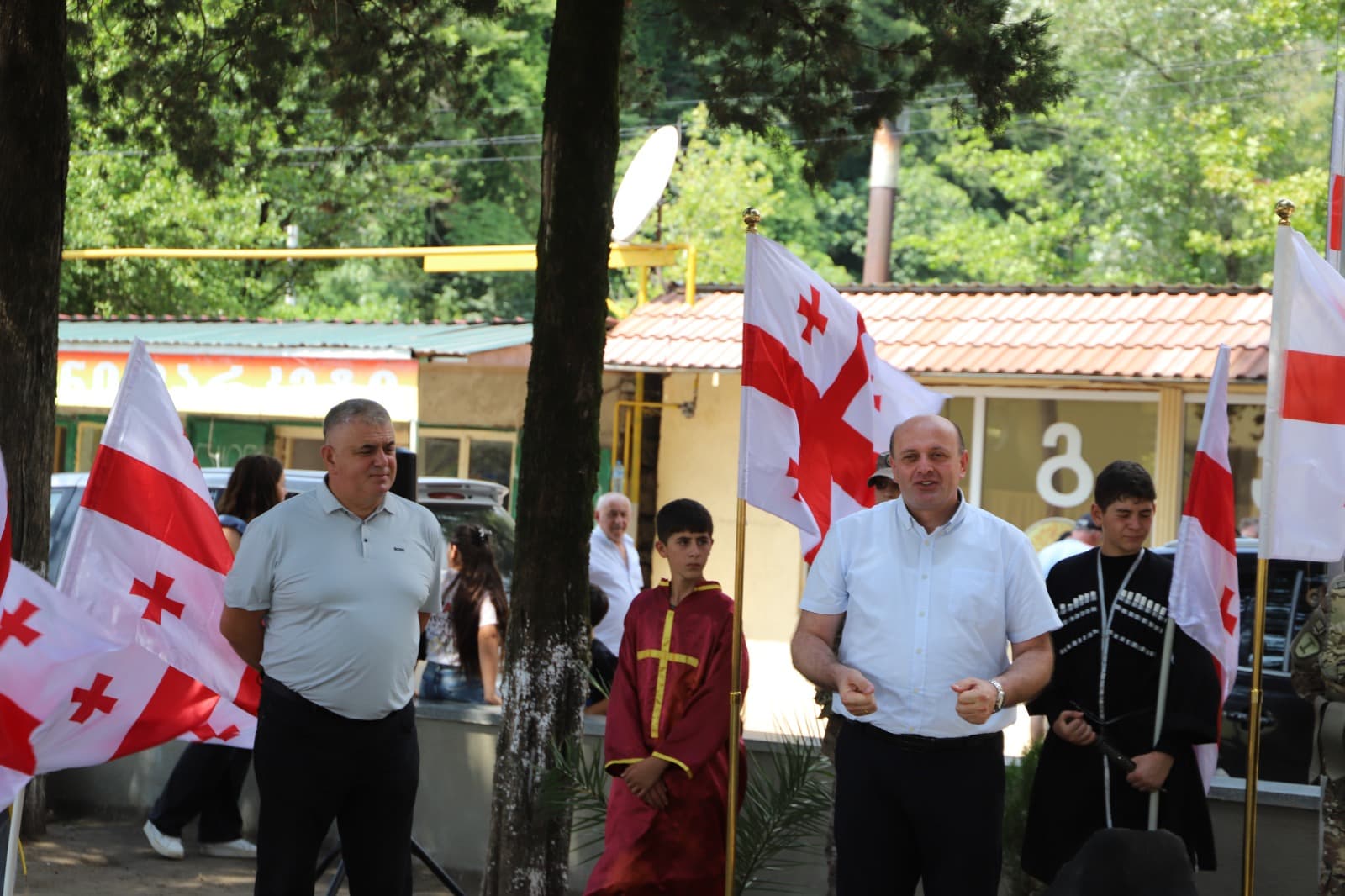 <p style="text-align: justify">თერჯოლაში აგვისტოს ომში გარდაცვლილი გმირები გაიხსენეს.</p><p style="text-align: justify">თერჯოლის მუნიციპალიტეტის მერმა მანუჩარ რობაქიძემ და საკრებულოს თავმჯდომარე გიორგი ბარათაშვილმა&nbsp; 8 აგვისტოს ომში დაღუპულ გმირებს პატივი მიაგეს.</p><p style="text-align: justify">ხელმძღვანელმა პირებმა,ადგილობრივი თვითმმართველობის წარმომადგენლებთან, სამხედრო პირებსა და ოჯახის წევრებთან &nbsp;ერთად გვირგვინებით და ყვავილებით შეამკეს სოფელ ღვანკითში ვალერი გოგნაძის მემორიალი, სოფელ ძევრში უშანგი (შმაგი) სოფრომაძის მემორიალი, სოფელ ზედა სიმონეთში ალია ბარდაველიძის მემორიალი, ხოლო სოფელ კვახჭირსა და ჭოგნარში კი გიგა სახელაშვილის და ბადრი ბასილაძის საფლავები და წუთიერი დუმილით პატივი მიაგეს გარდაცვლილი გმირების ნათელ ხსოვნას. თერჯოლისა და ტყიბულის ეპარქიის სასულიერო პირებმა კი გმირთა სულების &nbsp;მოსახსენებელი პანაშვიდი გადაიხადეს.</p><p style="text-align: justify">2008 წლის რუსეთ-საქართველოს ომში თერჯოლის მუნიციპალიტეტიდან 5 მებრძოლი დაიღუპა: ვალერი გოგნაძე, ალია ბარდაველიძე, უშანგი სოფრომაძე, გიგა სახელაშვილი და ბადრი ბასილაძე.</p><p style="text-align: justify">მუნიციპალიტეტის მერის ინიციატივით, ადგილობრივი ბიუჯეტიდან გმირების ოჯახებს ფულადი დახმარება გადაეცემათ.</p><p style="text-align: justify">ქვეყნის მთელ ტერიტორიაზე, აგვისტოს ომში &nbsp;დაღუპულთა ხსოვნის პატივსაცემად, სახელმწიფო დროშები დაშვებულია ადმინისტრაციულ შენობებზე და საზღვარგარეთ საქართველოს დიპლომატიურ წარმომადგენლობებში.</p>