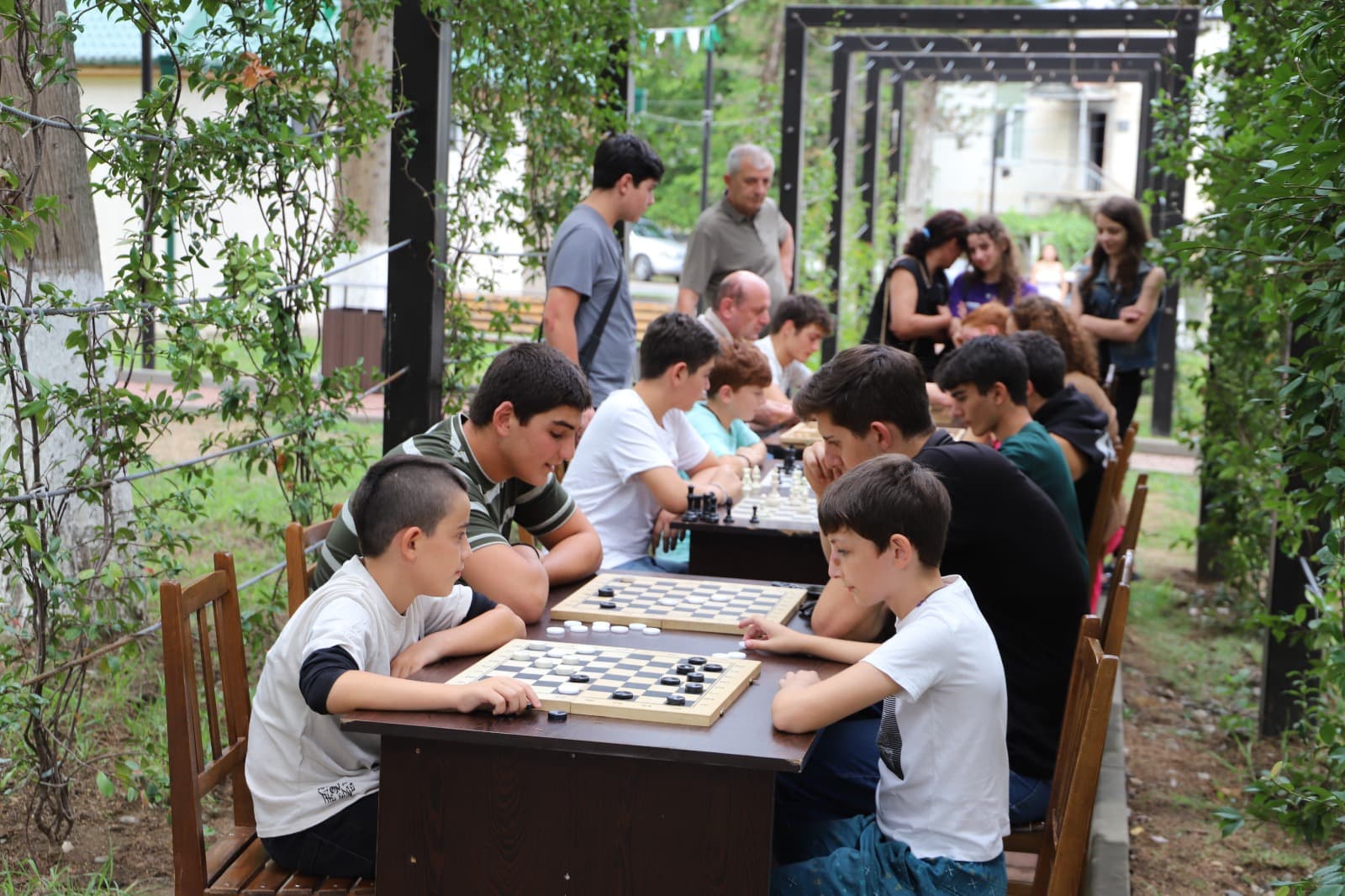 <p style="text-align: justify">ახალგაზრდობის საერთაშორისო დღესთან დაკავშირებით თერჯოლაში მუნიციპალიტეტის მერიის განათლების, კულტურის, სპორტის და ახალგაზრდულ საქმეთა სამსახურის ორგანიზებით, მრავალფეროვანი ღონისძიებები ჩატარდა.&nbsp;</p><p style="text-align: justify">მუნიციპალიტეტის მერიის ინფორმაციით, ღონისძიებების ფარგლებში გაიმართა პრეზენტაცია "ხელოვნური ინტელექტისა“ და "მომავლის ტექნოლოგიების“ შესახებ, ასევე მოეწყო "დრონების შოუ“ და მომავლის ტექნოლოგიების გამოფენა/ჩვენება, რომელიც დაინტერესებულ ახალგაზრდებს, მოსწავლე - ახალგაზრდობის მუნიციპალური ცენტრის რობოტექნიკის &nbsp;კლუბის კოორდინატორმა - &nbsp;ერეკლე კირკიტაძემ წარუდგინა.</p><p style="text-align: justify">"სკოლის მოსწავლეთა ჩართულობით გაიმართა საინტერესო ინტელექტუალური თამაში "გაიცანი შენი ქალაქი“, რომელშიც 20-ზე მეტი მონაწილე შეეჯიბრა ერთმანეთს, გამოვლინდნენ &nbsp;და სიგელებით დაჯილდოვდნენ გამარჯვებულები.</p><p style="text-align: justify">თერჯოლაში, ახალგაზრდობის საერთაშორისო დღეს, მთელი დღის განმავლობაში მიმდინარეობდა &nbsp;სპორტულ - გასართობი &nbsp;და შემეცნებითი აქტივობები: შაშში, ჭადრაკში, მაგიდის ჩოგბურთში, ასფალტზე ხატვაში, სახის მოხატვას და ბუშტების შოუზე.</p><p style="text-align: justify">ღონისძიებების კულმინაცია იყო „ფერების ფესტივალი“, აღსანიშნავია რომ ფესტივალი თერჯოლაში, პირველად ჩატარდა და ბავშვების დიდი მოწონება დაიმსახურა, ახალგაზრდების &nbsp;მხიარულ განწყობაზე &nbsp;ფესტივალის წამყვანმა და დიჯეიმ იზრუნეს.</p><p style="text-align: justify">ღონისძიებების დასასრულს კი თავისი რეპერტუარით &nbsp;თერჯოლელი მსმენელის წინაშე, ქართული ესტრადის ვარსკვლავი თემურ თათარაშვილი წარდგა. საქართველოს კულტურის სამინისტროს ეგიდით გამართულ&nbsp;სოლო კონცერტზე, მომღერლის შესრულებულმა კარგად ნაცნობი ჰიტებმა, ყველა თაობის &nbsp;მაყურებლის განსაკუთრებული ოვაციები დაიმსახურა", - აღნიშნულია ინფორმაციაში.</p>