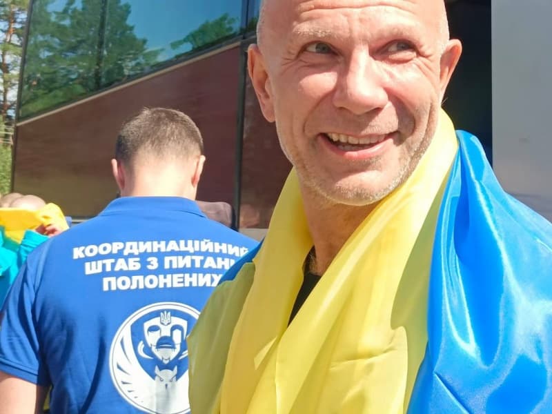 <p style="text-align: justify">უკრაინასა და რუსეთის ფედერაციას შორის ტყვეთა მორიგი გაცვლა მოხდა. ეს ალასკაში დონალდ ტრამპისა და ვლადიმერ პუტინის მოახლოებული შეხვედრის ფონზე გაიმართა.</p><p style="text-align: justify">როგორც პრეზიდენტმა ვოლოდიმირ ზელენსკიმ განაცხადა, დღეს 84 ადამიანი დააბრუნეს სახლში.</p><p style="text-align: justify">"ესენი არიან როგორც სამხედროები, ასევე მშვიდობიანი მოქალაქეები. თითქმის ყველას სჭირდება სამედიცინო დახმარება და მნიშვნელოვანი რეაბილიტაცია“, - აღნიშნა ზელენსკიმ.</p><p style="text-align: justify">მისი თქმით, დღეს გათავისუფლებულ მშვიდობიან მოქალაქეებს შორის არიან ისინი, ვინც რუსებმა 2014, 2016 და 2017 წლებში დააკავეს.</p><p style="text-align: justify">"დღეს გათავისუფლებულ სამხედროებს შორის არიან მარიუპოლის დამცველები. მადლობელი ვარ ყველას, ვინც გვეხმარება უკრაინელი ტყვეების გათავისუფლებაში“, - განაცხადა პრეზიდენტმა.</p><div class="iframe-wrapper"><iframe src="https://www.facebook.com/plugins/video.php?height=314&amp;href=https%3A%2F%2Fwww.facebook.com%2Fzelenskyy.official%2Fvideos%2F1478003556696472%2F&amp;show_text=false&amp;width=560&amp;t=0" frameborder="0" allowfullscreen="true" width="560" height="314" title="Embedded content" allow="autoplay; clipboard-write; encrypted-media; picture-in-picture; web-share" scrolling="no" style="border:none;overflow:hidden"></iframe></div>