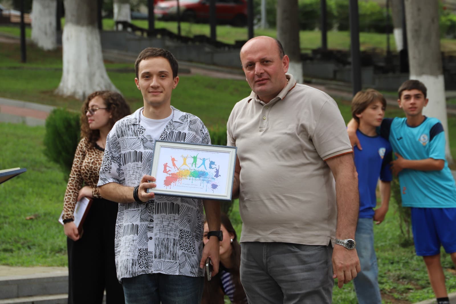 <p style="text-align: justify">ახალგაზრდობის საერთაშორისო დღესთან დაკავშირებით თერჯოლაში მუნიციპალიტეტის მერიის განათლების, კულტურის, სპორტის და ახალგაზრდულ საქმეთა სამსახურის ორგანიზებით, მრავალფეროვანი ღონისძიებები ჩატარდა.&nbsp;</p><p style="text-align: justify">მუნიციპალიტეტის მერიის ინფორმაციით, ღონისძიებების ფარგლებში გაიმართა პრეზენტაცია "ხელოვნური ინტელექტისა“ და "მომავლის ტექნოლოგიების“ შესახებ, ასევე მოეწყო "დრონების შოუ“ და მომავლის ტექნოლოგიების გამოფენა/ჩვენება, რომელიც დაინტერესებულ ახალგაზრდებს, მოსწავლე - ახალგაზრდობის მუნიციპალური ცენტრის რობოტექნიკის &nbsp;კლუბის კოორდინატორმა - &nbsp;ერეკლე კირკიტაძემ წარუდგინა.</p><p style="text-align: justify">"სკოლის მოსწავლეთა ჩართულობით გაიმართა საინტერესო ინტელექტუალური თამაში "გაიცანი შენი ქალაქი“, რომელშიც 20-ზე მეტი მონაწილე შეეჯიბრა ერთმანეთს, გამოვლინდნენ &nbsp;და სიგელებით დაჯილდოვდნენ გამარჯვებულები.</p><p style="text-align: justify">თერჯოლაში, ახალგაზრდობის საერთაშორისო დღეს, მთელი დღის განმავლობაში მიმდინარეობდა &nbsp;სპორტულ - გასართობი &nbsp;და შემეცნებითი აქტივობები: შაშში, ჭადრაკში, მაგიდის ჩოგბურთში, ასფალტზე ხატვაში, სახის მოხატვას და ბუშტების შოუზე.</p><p style="text-align: justify">ღონისძიებების კულმინაცია იყო „ფერების ფესტივალი“, აღსანიშნავია რომ ფესტივალი თერჯოლაში, პირველად ჩატარდა და ბავშვების დიდი მოწონება დაიმსახურა, ახალგაზრდების &nbsp;მხიარულ განწყობაზე &nbsp;ფესტივალის წამყვანმა და დიჯეიმ იზრუნეს.</p><p style="text-align: justify">ღონისძიებების დასასრულს კი თავისი რეპერტუარით &nbsp;თერჯოლელი მსმენელის წინაშე, ქართული ესტრადის ვარსკვლავი თემურ თათარაშვილი წარდგა. საქართველოს კულტურის სამინისტროს ეგიდით გამართულ&nbsp;სოლო კონცერტზე, მომღერლის შესრულებულმა კარგად ნაცნობი ჰიტებმა, ყველა თაობის &nbsp;მაყურებლის განსაკუთრებული ოვაციები დაიმსახურა", - აღნიშნულია ინფორმაციაში.</p>