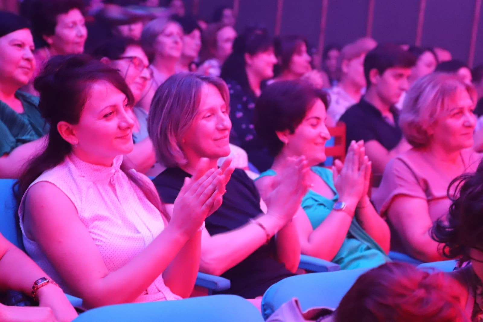 <p style="text-align: justify">27 აგვისტოს, თერჯოლაში, "მუსიკალური ზაფხული 2025“-ის კონცერტების სერიის ფარგლებში კიდევ ერთი ღონისძიება მოეწყო.</p><p style="text-align: justify">მასში მონაწილეობდნენ მუსიკალური შემსრულებლები: დათუნა სირბილაძე,ელენე ფოჩხუა, ნინუცა ბედიაშვილი, მერაბ ვარდოსანიძე და სოფო პაპუაშვილი. საღამო ნიკოლოზ წულუკიძეს მიჰყავდა.</p><p style="text-align: justify">ღონისძიებას, რომელიც თერჯოლის კულტურის სახლის დარბაზში ჩატარდა, ადგილობრივებთან ერთად, მუნიციპალიტეტის მერი მანუჩარ რობაქიძე დაესწრო.</p><p style="text-align: justify">კონცერტი საქართველოს კულტურის სამინისტროს მხარდაჭერით ჩატარდა.</p>