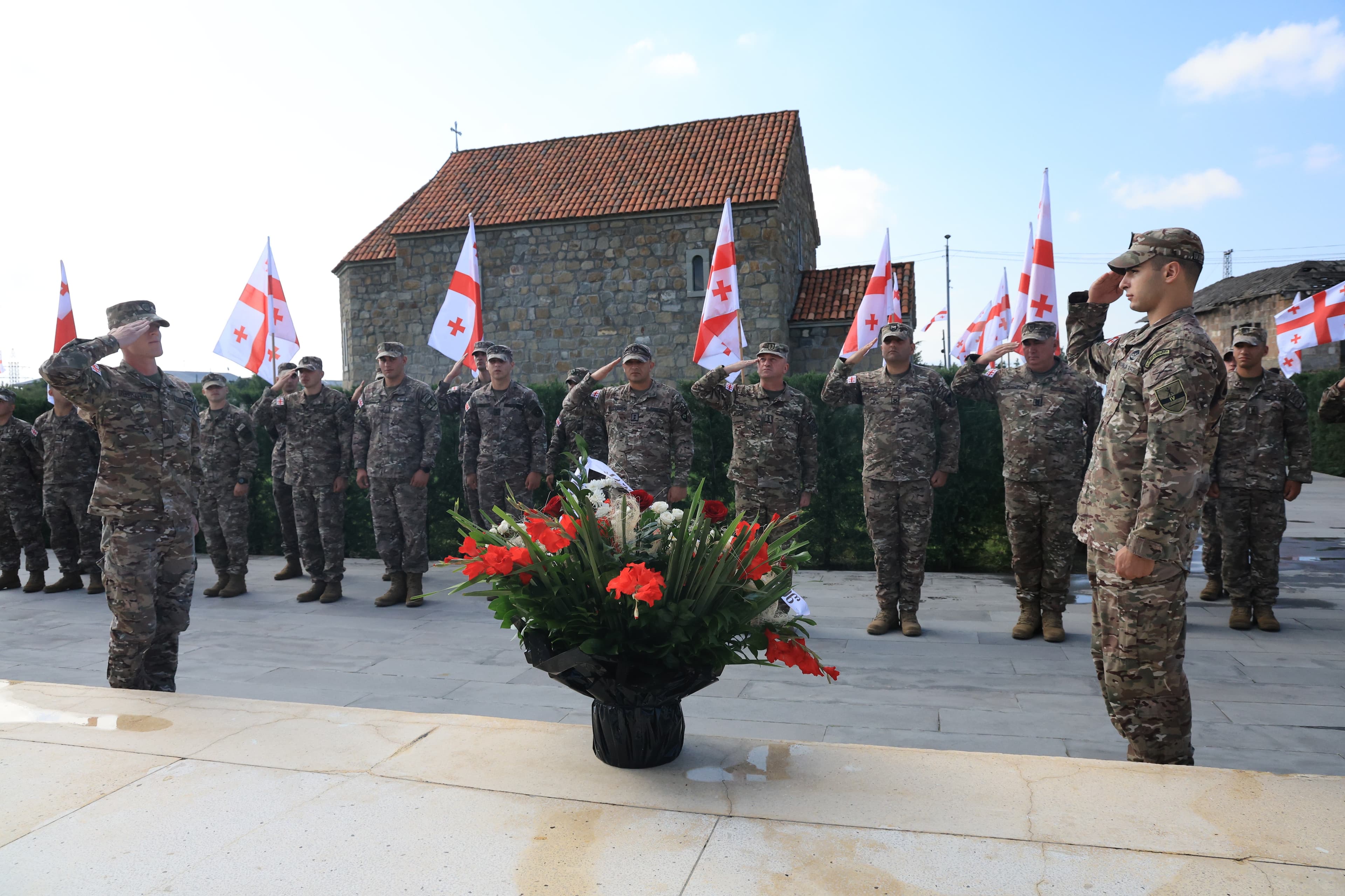 <p style="text-align: justify">დავით აღმაშენებლის სახელობის საქართველოს ეროვნული თავდაცვის აკადემიის სამეთაურო რგოლმა, პირადმა შემადგენლობამ და იუნკერებმა პატივი მიაგეს 2008 წლის 11 აგვისტოს სოფელ შინდისთან გმირულად დაღუპული ქართველი სამხედროების ხსოვნას.</p><p style="text-align: justify">აკადემიის სამეთაურო რგოლმა პირად შემადგენლობასთან და იუნკერებთან ერთად გმირთა მემორიალი გვირგვინით შეამკეს.&nbsp;</p>