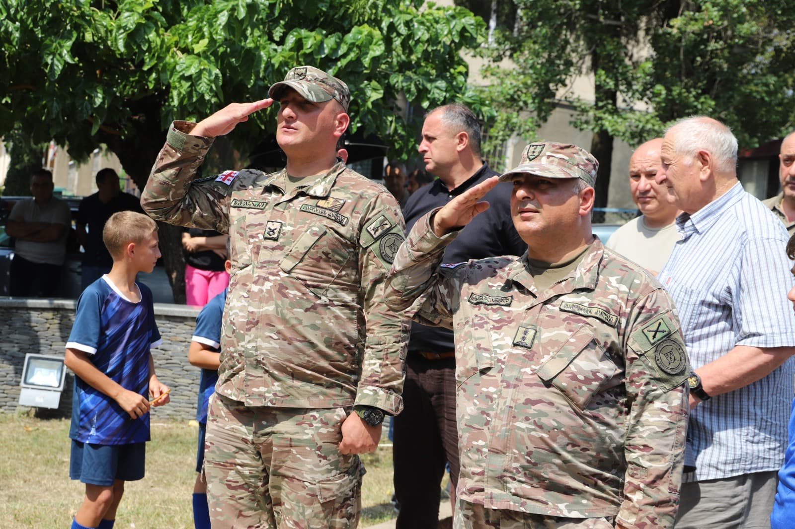 <p style="text-align: justify">თერჯოლაში აგვისტოს ომში გარდაცვლილი გმირები გაიხსენეს.</p><p style="text-align: justify">თერჯოლის მუნიციპალიტეტის მერმა მანუჩარ რობაქიძემ და საკრებულოს თავმჯდომარე გიორგი ბარათაშვილმა&nbsp; 8 აგვისტოს ომში დაღუპულ გმირებს პატივი მიაგეს.</p><p style="text-align: justify">ხელმძღვანელმა პირებმა,ადგილობრივი თვითმმართველობის წარმომადგენლებთან, სამხედრო პირებსა და ოჯახის წევრებთან &nbsp;ერთად გვირგვინებით და ყვავილებით შეამკეს სოფელ ღვანკითში ვალერი გოგნაძის მემორიალი, სოფელ ძევრში უშანგი (შმაგი) სოფრომაძის მემორიალი, სოფელ ზედა სიმონეთში ალია ბარდაველიძის მემორიალი, ხოლო სოფელ კვახჭირსა და ჭოგნარში კი გიგა სახელაშვილის და ბადრი ბასილაძის საფლავები და წუთიერი დუმილით პატივი მიაგეს გარდაცვლილი გმირების ნათელ ხსოვნას. თერჯოლისა და ტყიბულის ეპარქიის სასულიერო პირებმა კი გმირთა სულების &nbsp;მოსახსენებელი პანაშვიდი გადაიხადეს.</p><p style="text-align: justify">2008 წლის რუსეთ-საქართველოს ომში თერჯოლის მუნიციპალიტეტიდან 5 მებრძოლი დაიღუპა: ვალერი გოგნაძე, ალია ბარდაველიძე, უშანგი სოფრომაძე, გიგა სახელაშვილი და ბადრი ბასილაძე.</p><p style="text-align: justify">მუნიციპალიტეტის მერის ინიციატივით, ადგილობრივი ბიუჯეტიდან გმირების ოჯახებს ფულადი დახმარება გადაეცემათ.</p><p style="text-align: justify">ქვეყნის მთელ ტერიტორიაზე, აგვისტოს ომში &nbsp;დაღუპულთა ხსოვნის პატივსაცემად, სახელმწიფო დროშები დაშვებულია ადმინისტრაციულ შენობებზე და საზღვარგარეთ საქართველოს დიპლომატიურ წარმომადგენლობებში.</p>