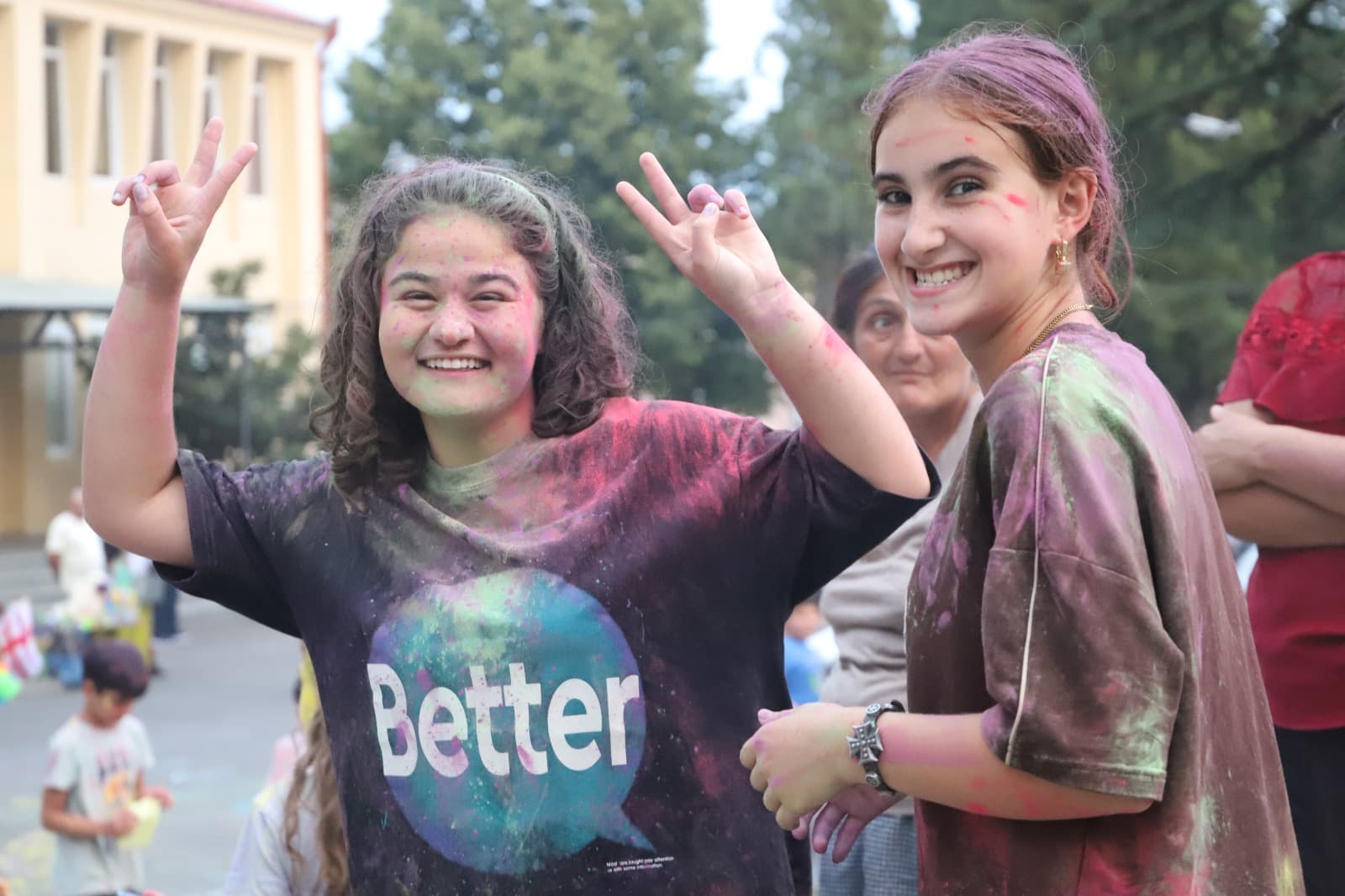 <p style="text-align: justify">ახალგაზრდობის საერთაშორისო დღესთან დაკავშირებით თერჯოლაში მუნიციპალიტეტის მერიის განათლების, კულტურის, სპორტის და ახალგაზრდულ საქმეთა სამსახურის ორგანიზებით, მრავალფეროვანი ღონისძიებები ჩატარდა.&nbsp;</p><p style="text-align: justify">მუნიციპალიტეტის მერიის ინფორმაციით, ღონისძიებების ფარგლებში გაიმართა პრეზენტაცია "ხელოვნური ინტელექტისა“ და "მომავლის ტექნოლოგიების“ შესახებ, ასევე მოეწყო "დრონების შოუ“ და მომავლის ტექნოლოგიების გამოფენა/ჩვენება, რომელიც დაინტერესებულ ახალგაზრდებს, მოსწავლე - ახალგაზრდობის მუნიციპალური ცენტრის რობოტექნიკის &nbsp;კლუბის კოორდინატორმა - &nbsp;ერეკლე კირკიტაძემ წარუდგინა.</p><p style="text-align: justify">"სკოლის მოსწავლეთა ჩართულობით გაიმართა საინტერესო ინტელექტუალური თამაში "გაიცანი შენი ქალაქი“, რომელშიც 20-ზე მეტი მონაწილე შეეჯიბრა ერთმანეთს, გამოვლინდნენ &nbsp;და სიგელებით დაჯილდოვდნენ გამარჯვებულები.</p><p style="text-align: justify">თერჯოლაში, ახალგაზრდობის საერთაშორისო დღეს, მთელი დღის განმავლობაში მიმდინარეობდა &nbsp;სპორტულ - გასართობი &nbsp;და შემეცნებითი აქტივობები: შაშში, ჭადრაკში, მაგიდის ჩოგბურთში, ასფალტზე ხატვაში, სახის მოხატვას და ბუშტების შოუზე.</p><p style="text-align: justify">ღონისძიებების კულმინაცია იყო „ფერების ფესტივალი“, აღსანიშნავია რომ ფესტივალი თერჯოლაში, პირველად ჩატარდა და ბავშვების დიდი მოწონება დაიმსახურა, ახალგაზრდების &nbsp;მხიარულ განწყობაზე &nbsp;ფესტივალის წამყვანმა და დიჯეიმ იზრუნეს.</p><p style="text-align: justify">ღონისძიებების დასასრულს კი თავისი რეპერტუარით &nbsp;თერჯოლელი მსმენელის წინაშე, ქართული ესტრადის ვარსკვლავი თემურ თათარაშვილი წარდგა. საქართველოს კულტურის სამინისტროს ეგიდით გამართულ&nbsp;სოლო კონცერტზე, მომღერლის შესრულებულმა კარგად ნაცნობი ჰიტებმა, ყველა თაობის &nbsp;მაყურებლის განსაკუთრებული ოვაციები დაიმსახურა", - აღნიშნულია ინფორმაციაში.</p>